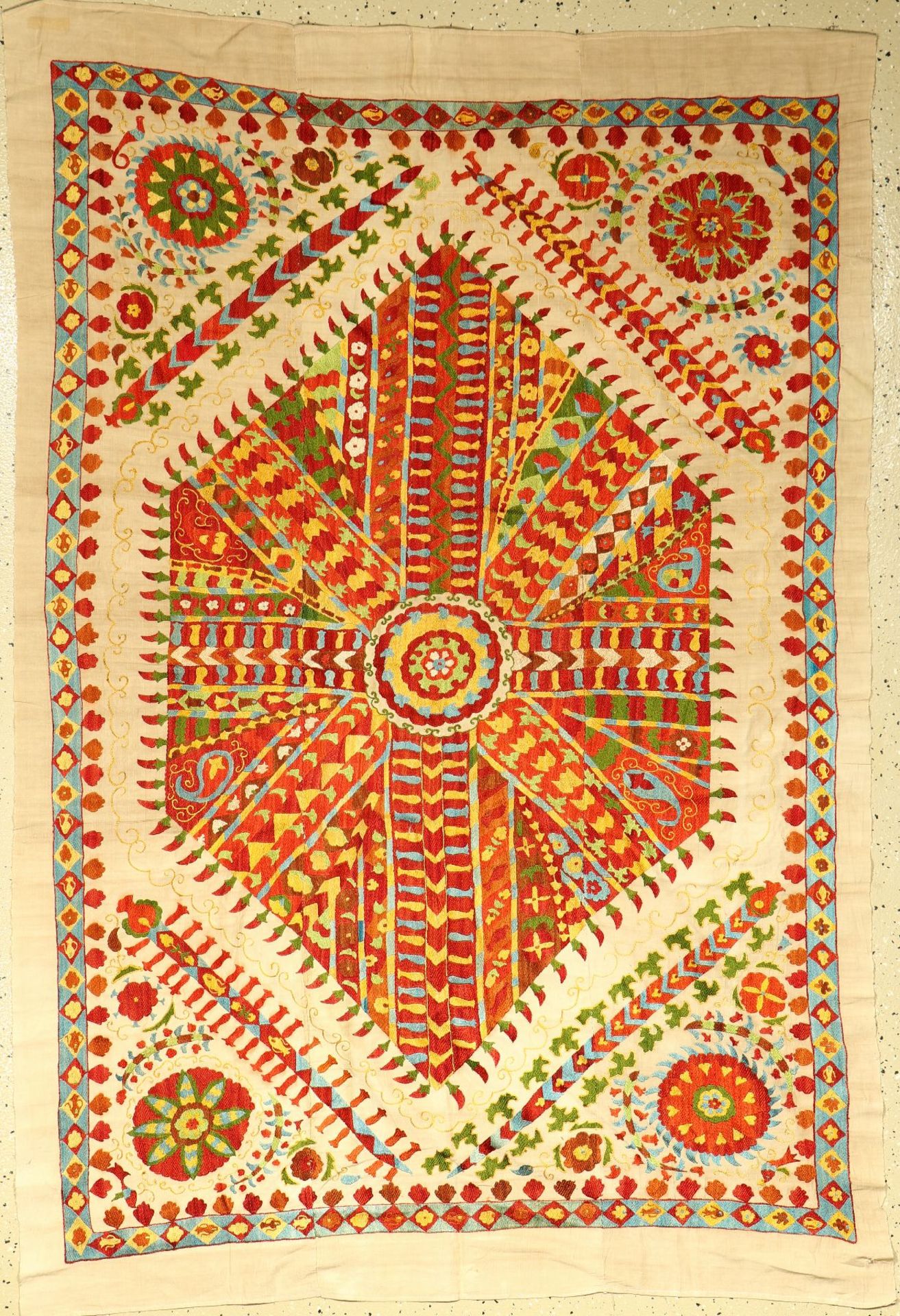 Susani (Großmedaillon Design), Buchara, Usbekistan, ca. 20-30 Jahre alt, Seide/Baumwolle, ca. 185