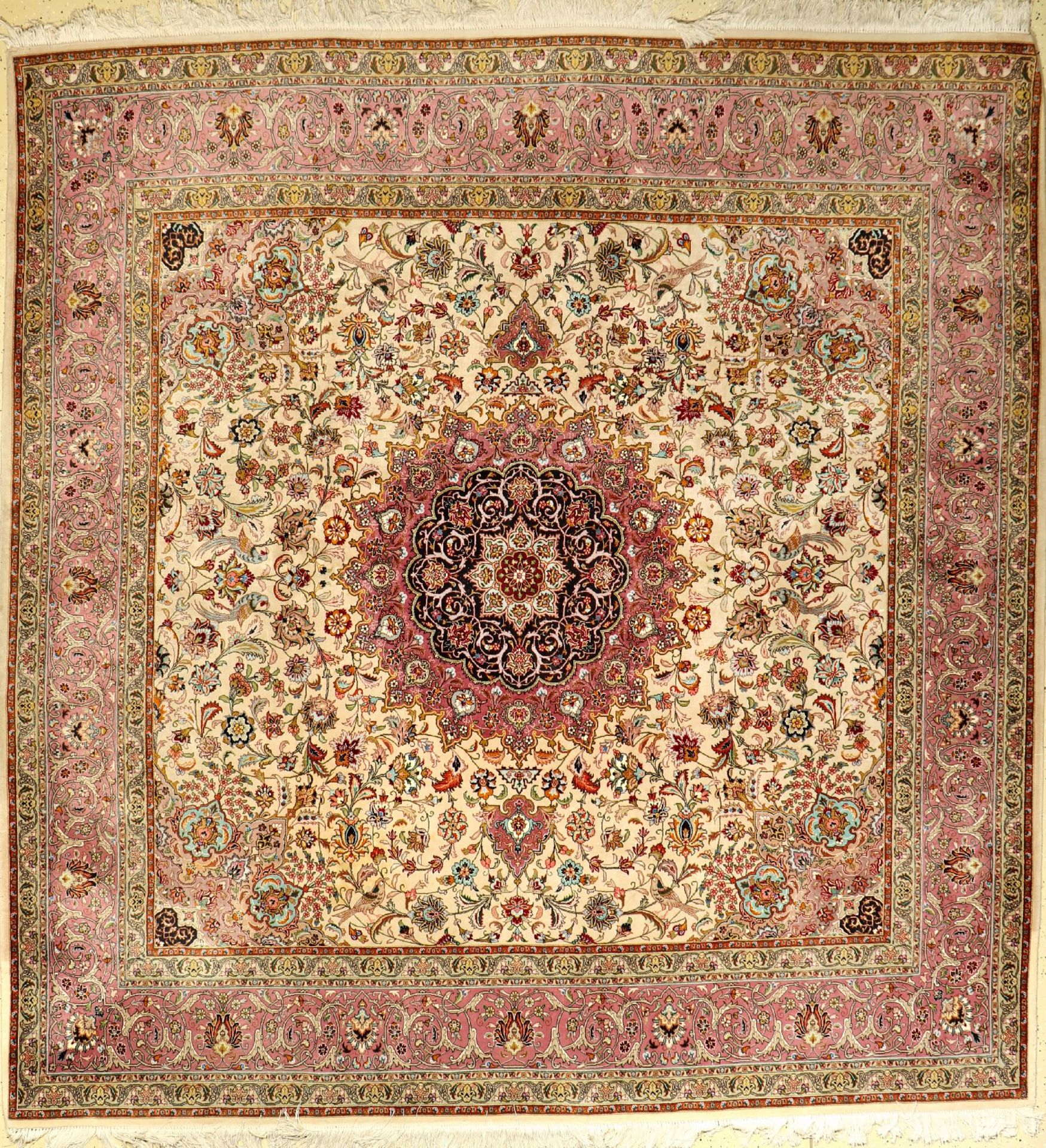 Täbriz alt (50 RAJ), Persien, ca. 40 Jahre,Korkwolle mit Seide, ca. 268 x 256 cm, EHZ: 2-3, kleine