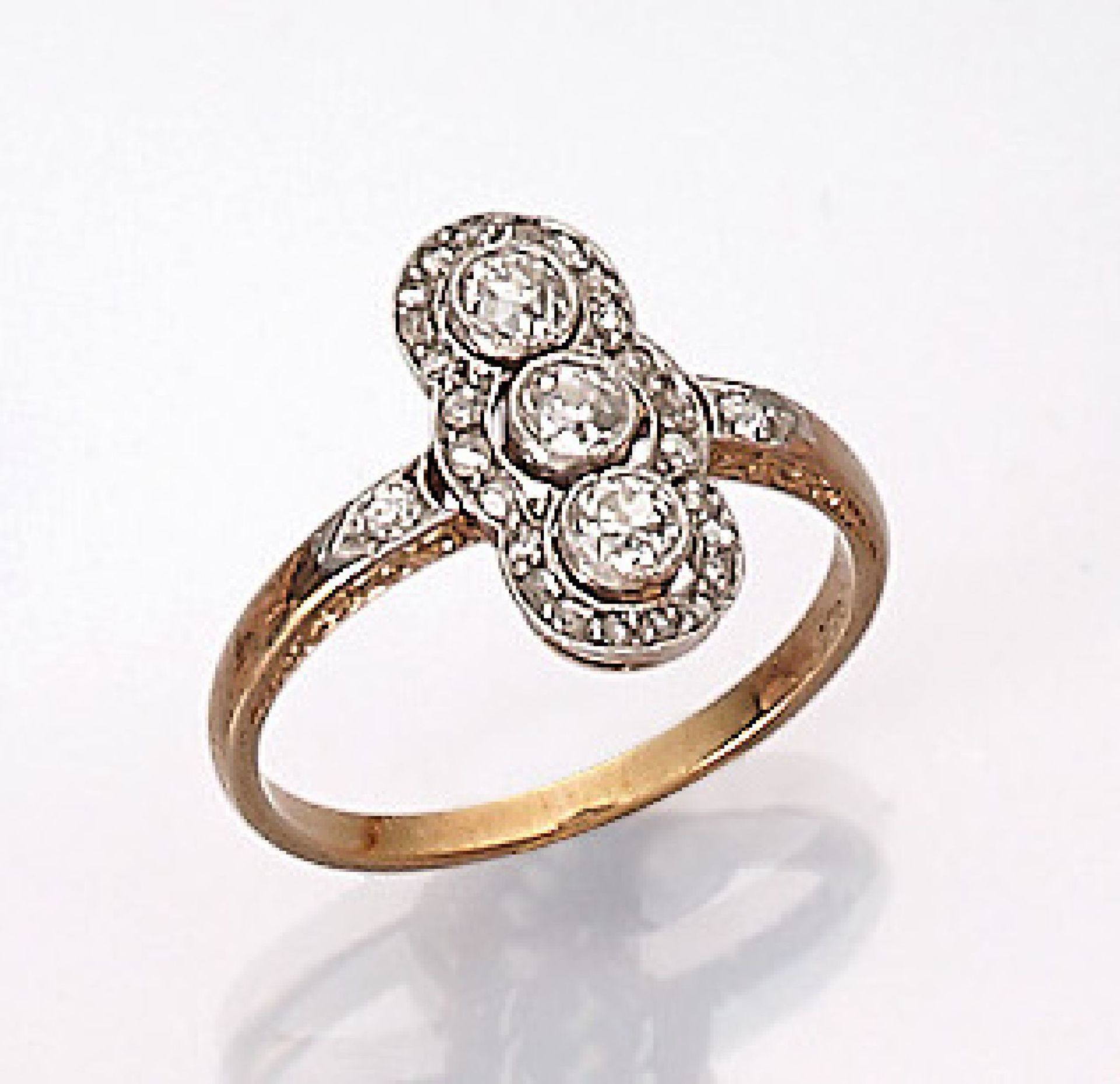 14 kt Gold Art-Deco Ring mit Diamanten, um 1930, GG 585/000, mittig 3 Altschliffdiamanten zus. ca.