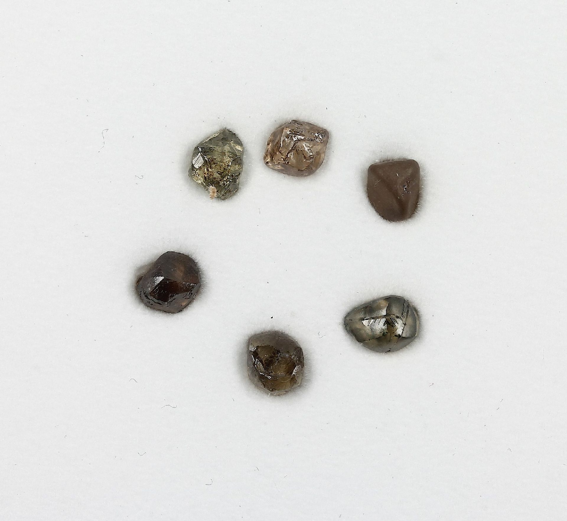 Lot 6 lose Rohdiamanten, zus. ca. 5.11 ct, in versch. Farben und GrößenLot 6 loose rough