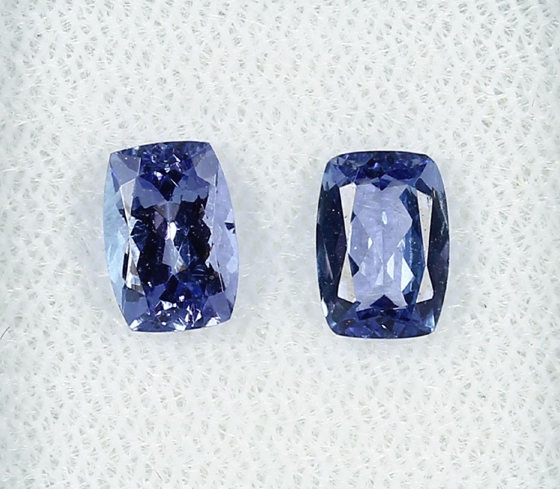 Lot 2 lose Tansanite, zus. 2.03 ct, Purplish Blue, Kissenschliff, hitzebehandelt, Herkunft: