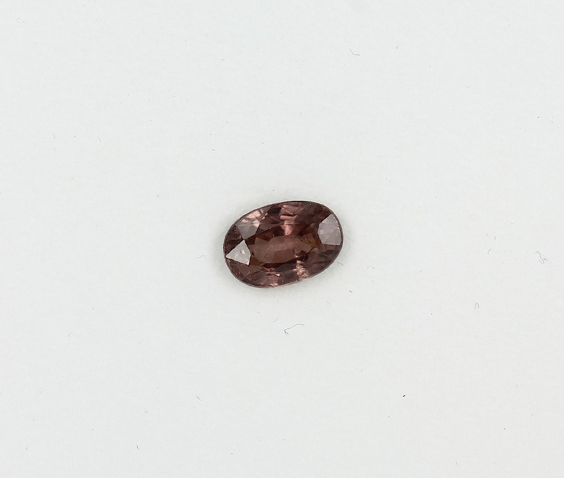 Loser Zirkon, 2.32 ct, ovalfacett., ca. 5.58 x 8.15 x 4.42 mm, Brown-Pink, mit Zertifikat