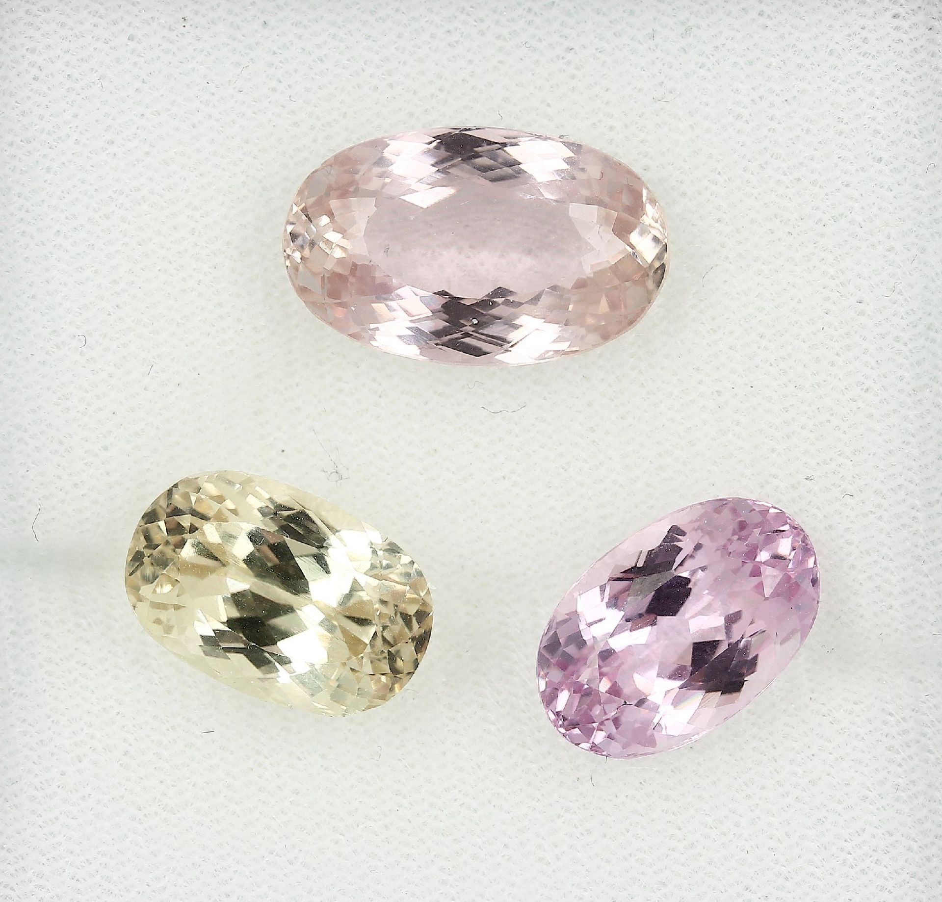 Lot lose Kunzite, zus. ca. 40.2 ct, oval facett., versch. Größen Schätzpreis: 1900, - EURLot loose