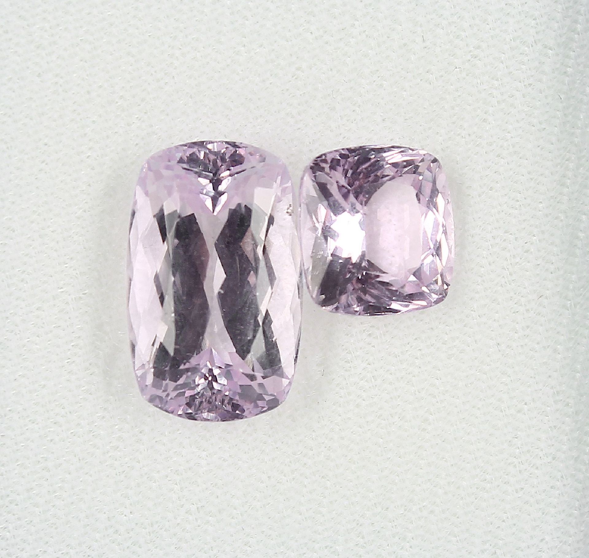 Lot 2 lose Kunzite, zus. ca. 33.96 ct, 1 x Kissenschliff, 1 x Rechteck Schätzpreis: 2100, - EURLot 2