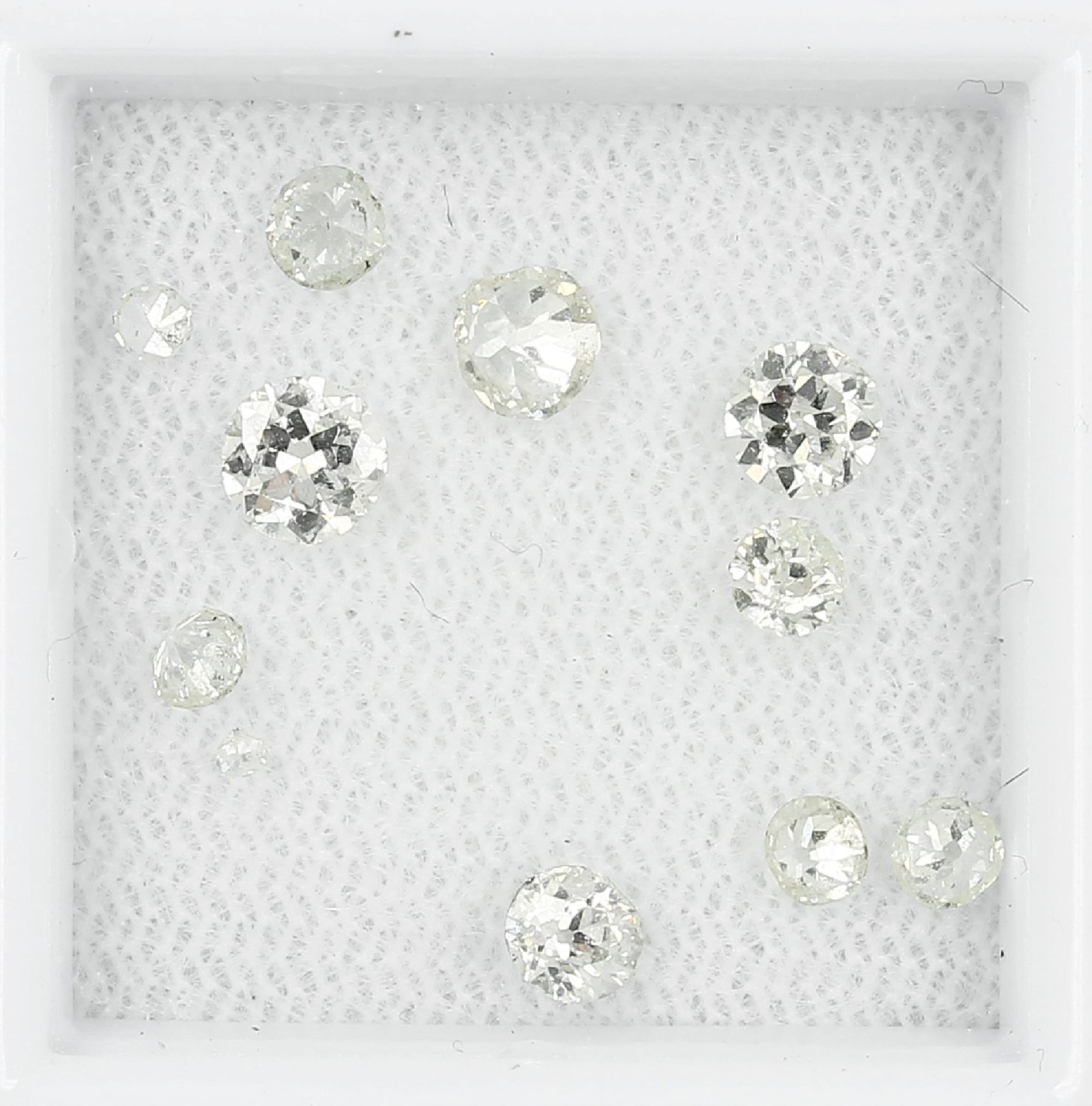Lot 11 Altschliff-Diamanten, zus. 1.24 ct, Weiß-get.Weiß/p 1 Schätzpreis: 860, - EURLot 10 old cut