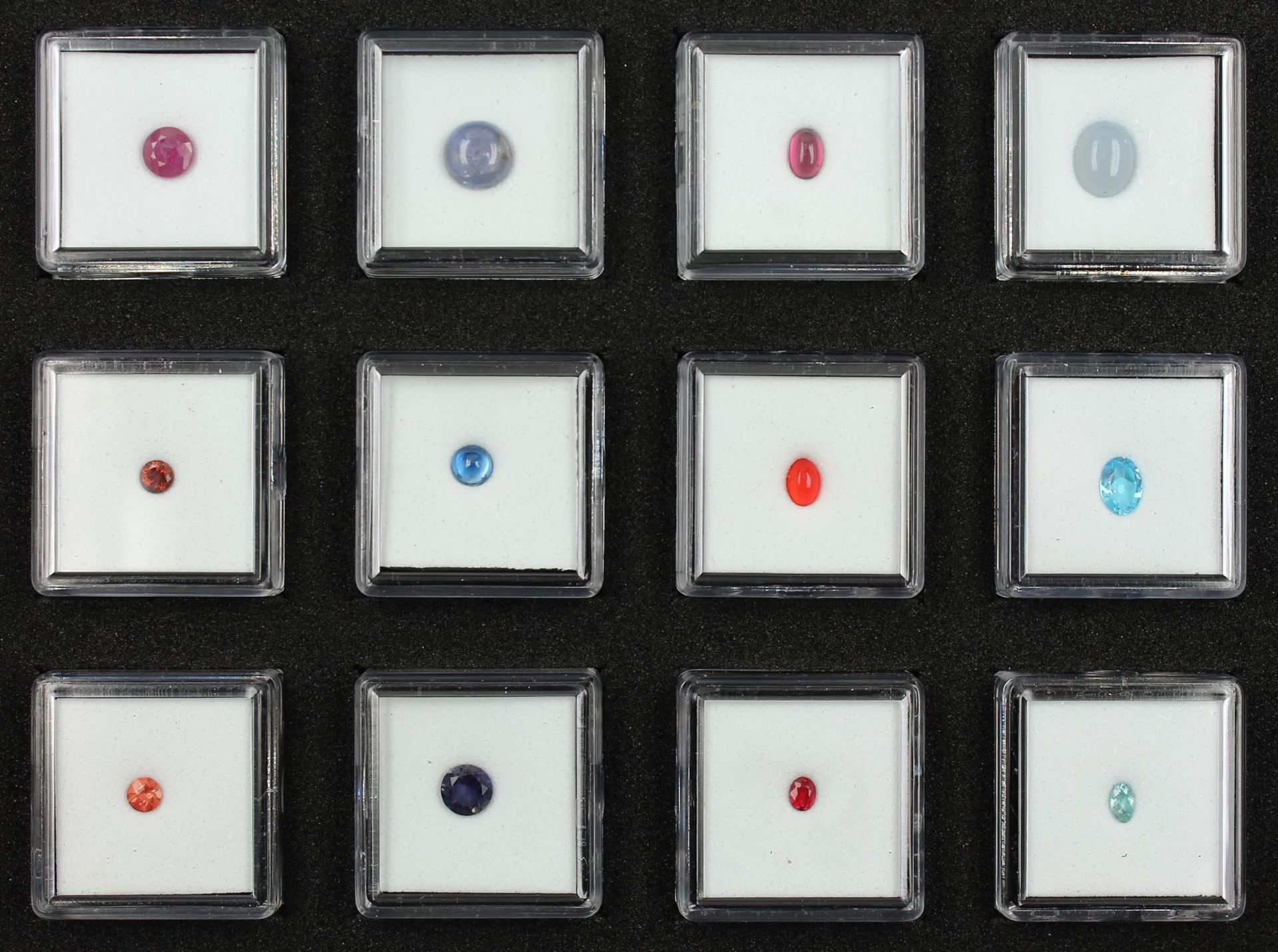 Reiches Konvolut mit 12 Boxen lose Farbsteine der "Gem Collector" Serie, Red & Blue Gem Collection -