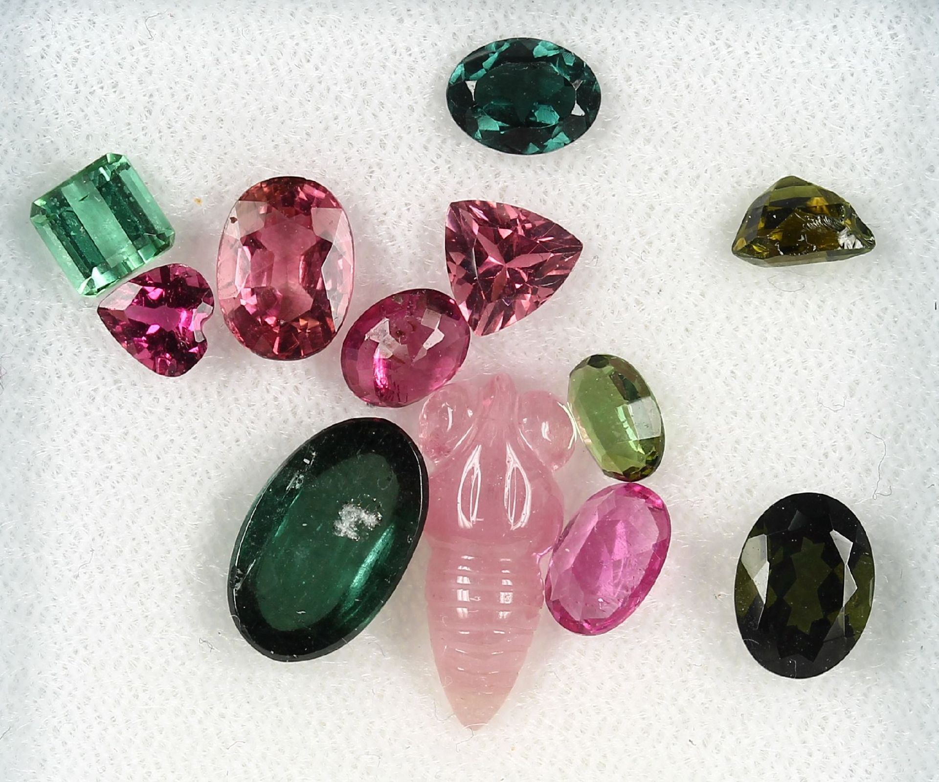 Lot lose Turmaline, zus. ca. 15.8 ct, grüne und pinkf. Turmaline in versch. Größen und