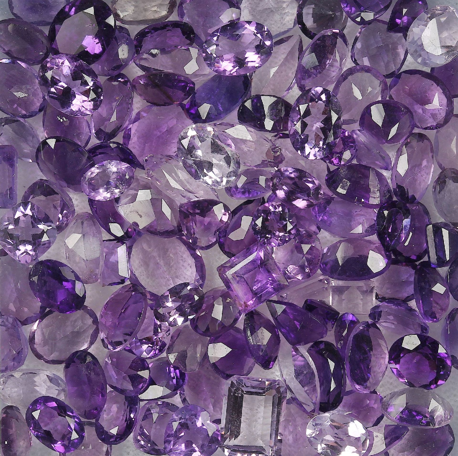 Lot lose Amethyste, zus. ca. 95 ct, versch.Größen und Schliffarten Schätzpreis: 1050, - EURLot loose