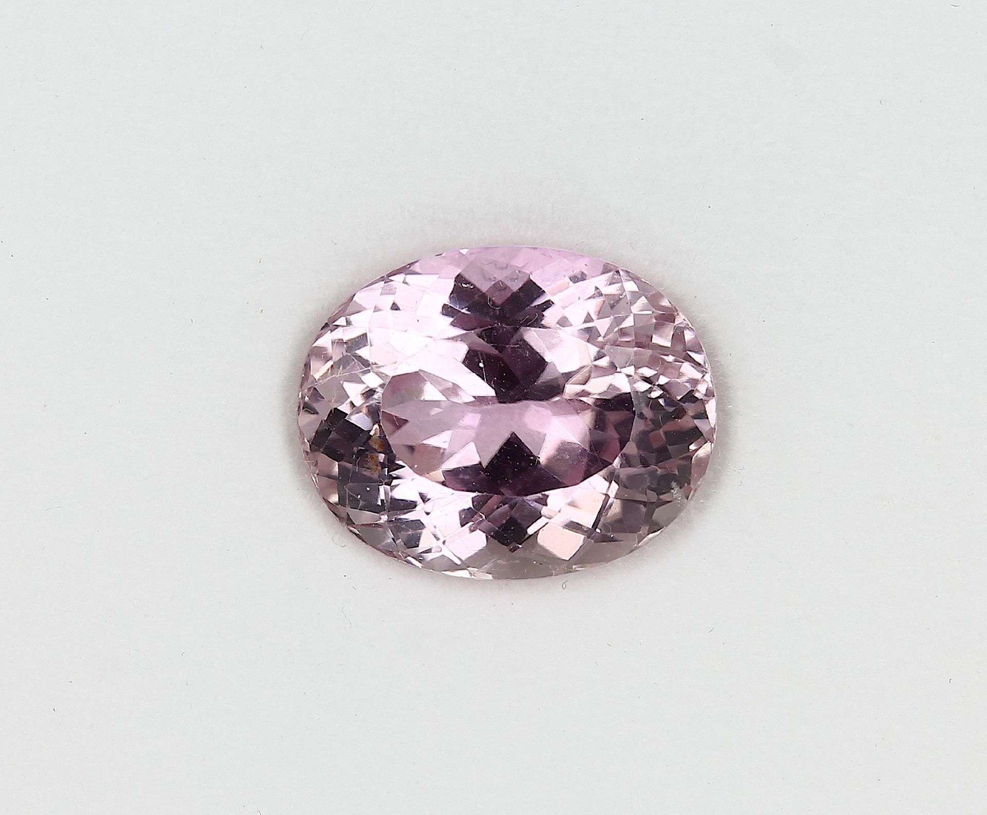 Loser Kunzit, ovalfacett., 15.23 ct, ca. 13 x 10.3 x 16.2 mm Schätzpreis: 1600, - EURLoose kunzite ,