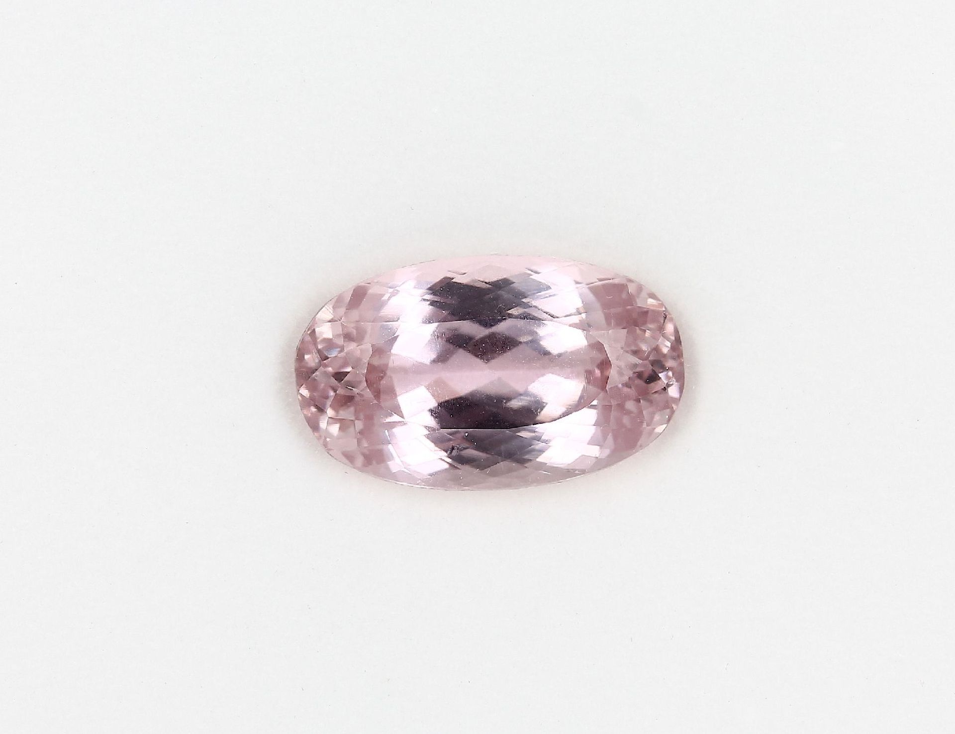 Loser Kunzit, 21.82 ct, ovalfacett., ca. 12.4 x 11 x 20.3 mm Schätzpreis: 2000, - EURLoose kunzite ,