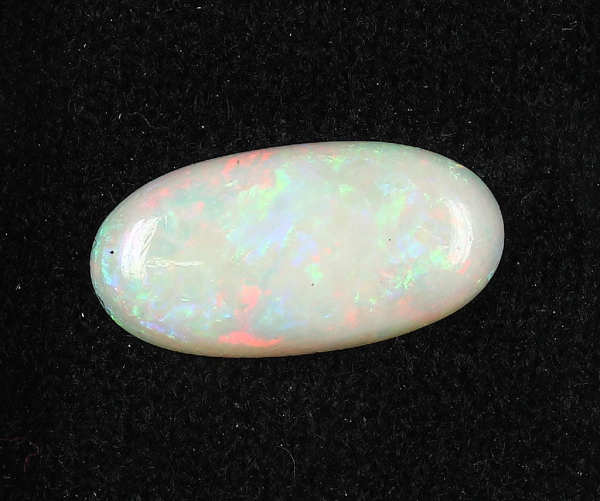 Loser Opal, ca. 4.9 ct, ovaler Cabochon, Farbspiel in Grün, Blau und Rot Schätzpreis: 380, -