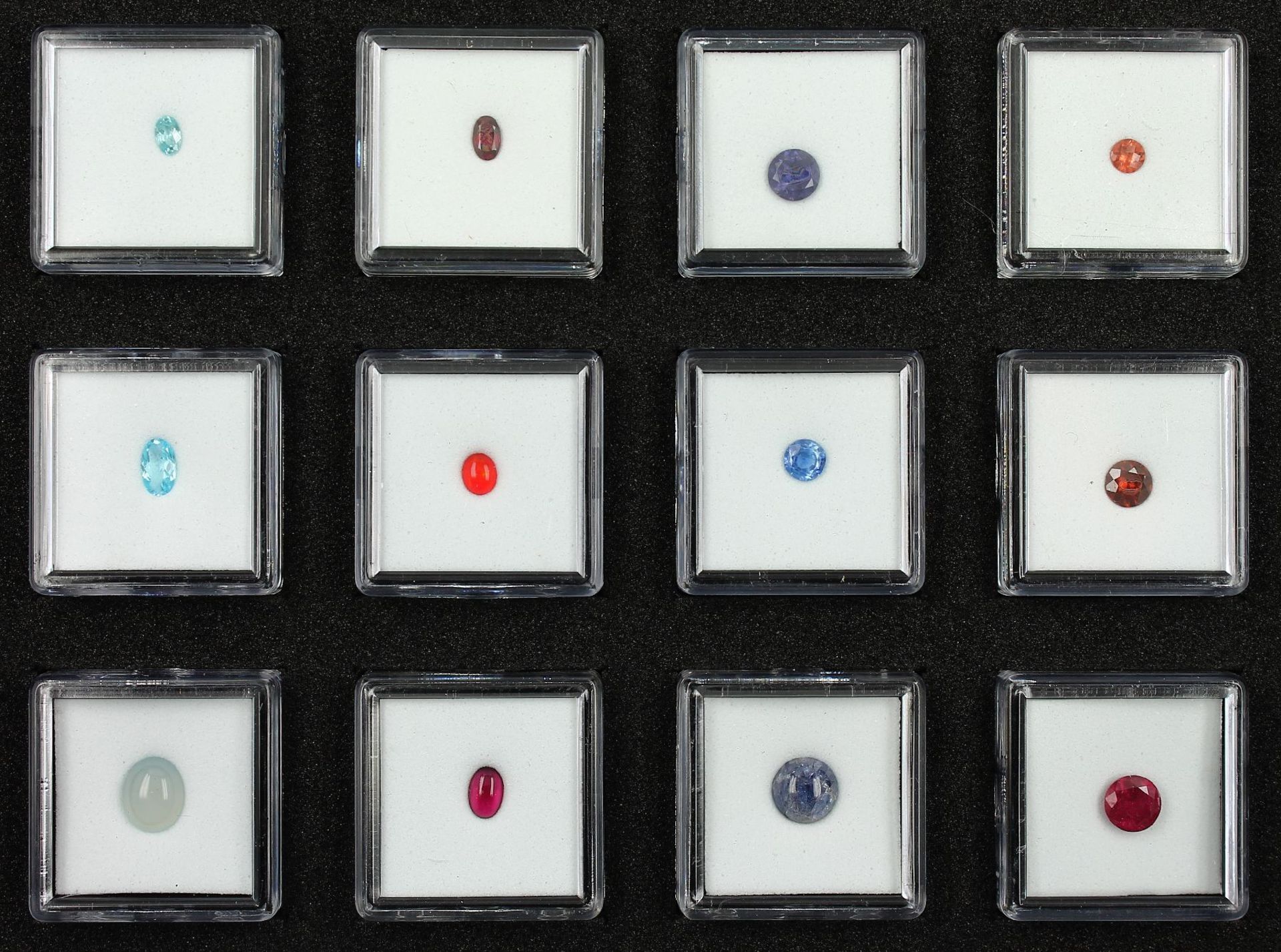 Reiches Konvolut mit 12 Boxen losen Farbsteinen der "Gem Collector" Serie, Red & Blue Gem Collection