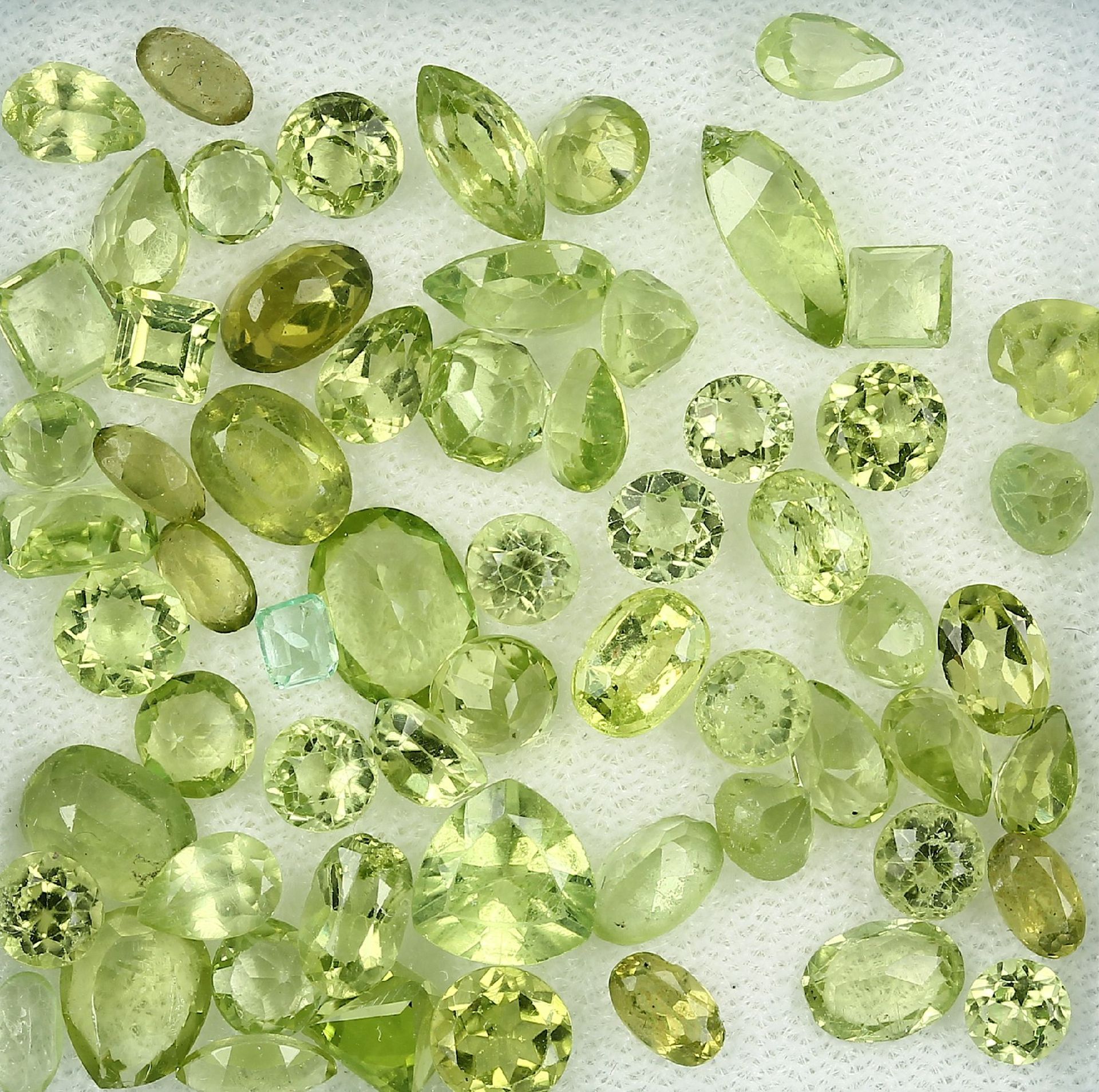 Lot lose Peridots, zus. ca. 31.2 ct, versch. Größen und Schliffarten Schätzpreis: 2100, - EURLot