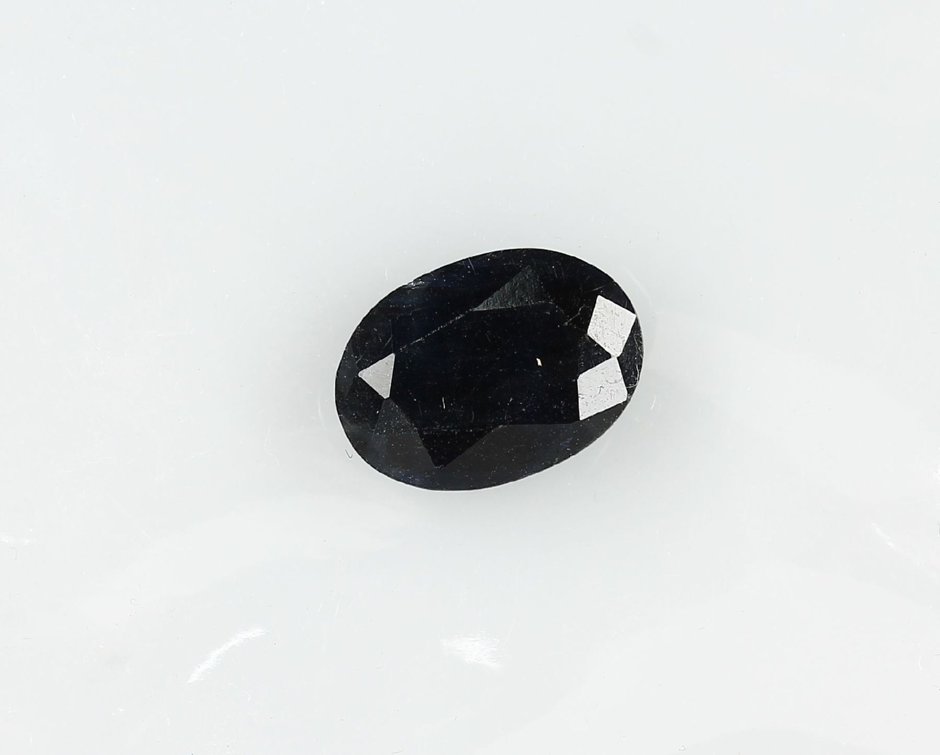 Loser Saphir, 6.360 ct, oval facett., hitzebehandelt, Herkunft: Ostafrika, verschweißt, mit