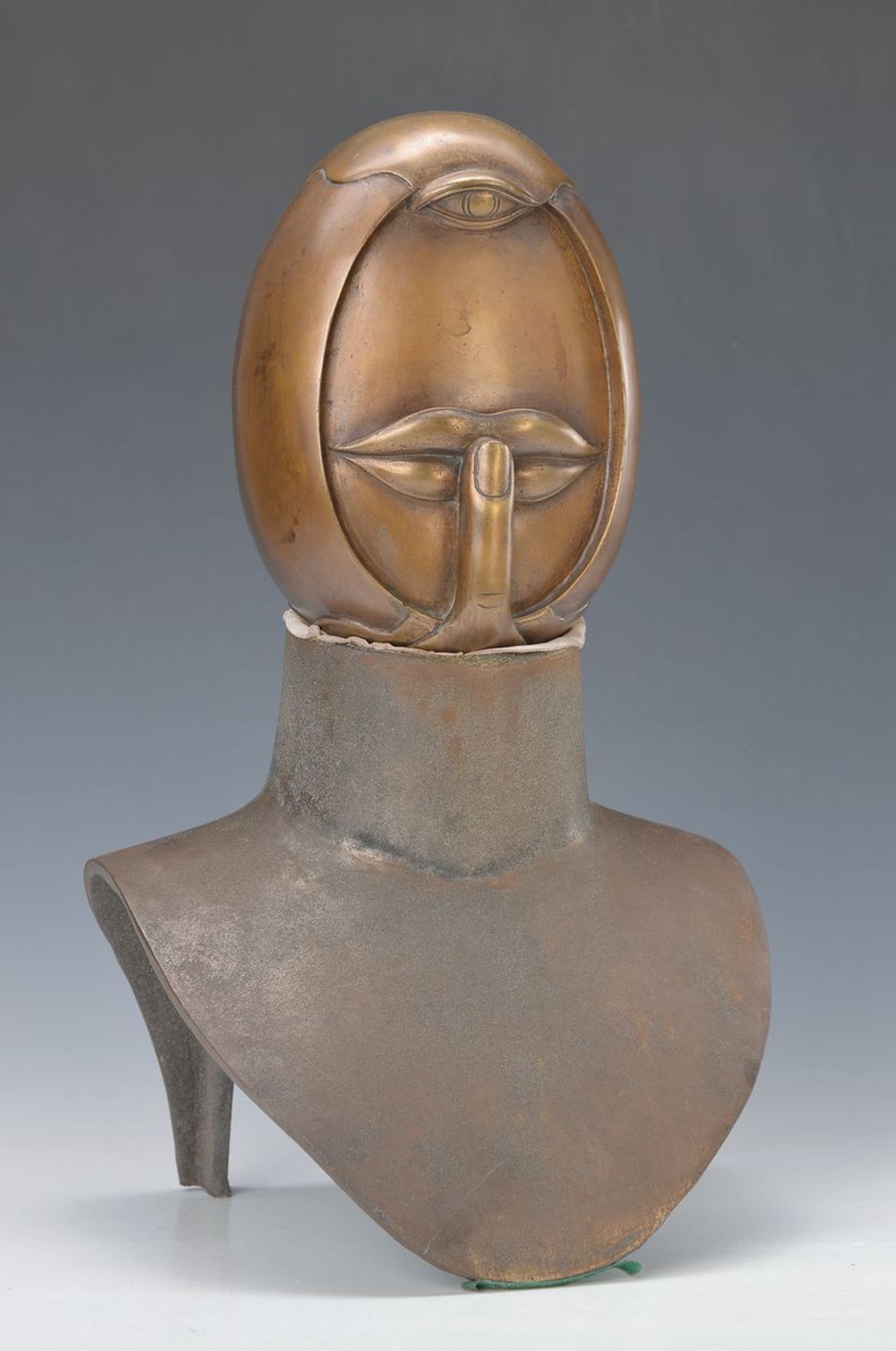 Fee, zwei Bronzebüsten mit Kopfaufsätzen, je sign., je dat. 84, ca. 42x25x20 cmFee, two Bronze busts - Bild 2 aus 2