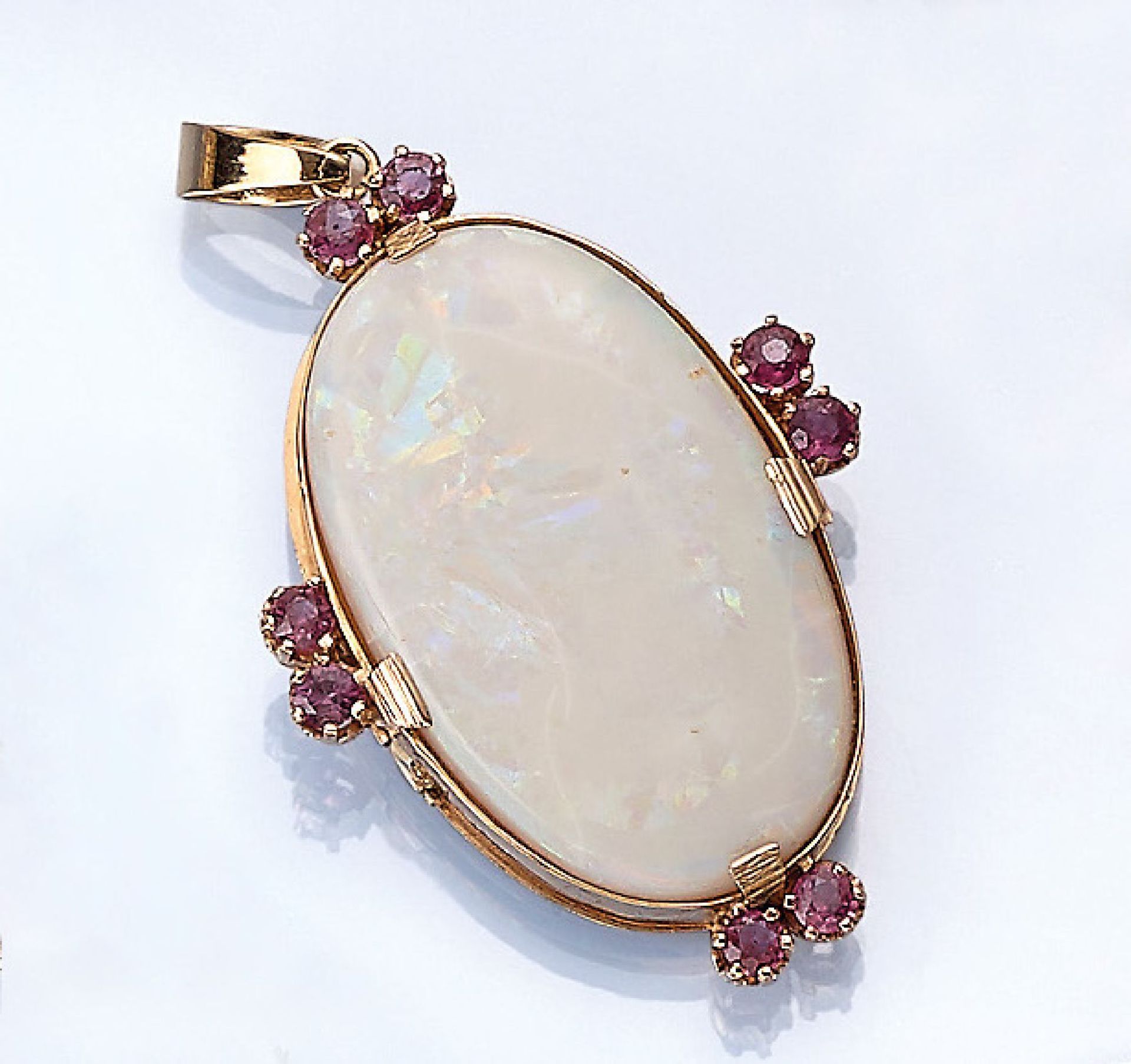 18 kt Gold Medaillon-Anhänger mit Opal und Rubinen, RG 750/000 gepr., ovaler Opalcabochon ca. 22.