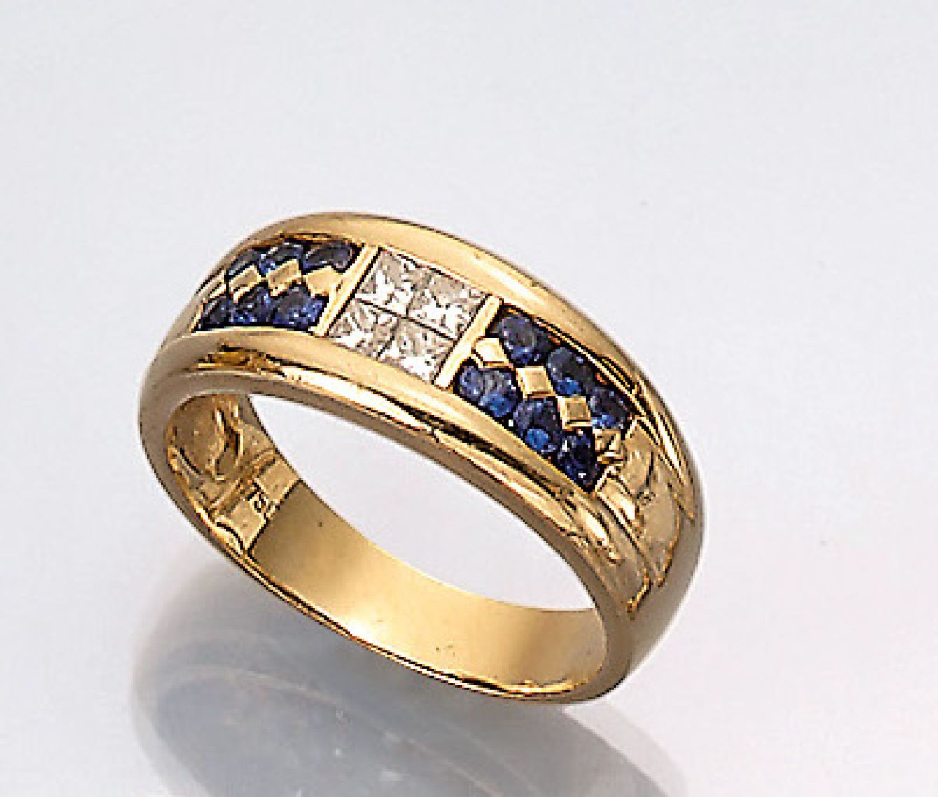 18 kt Gold Ring mit Diamanten und Saphiren, GG 750/000, mittig Diamanten im Princess-Cut zus. ca.