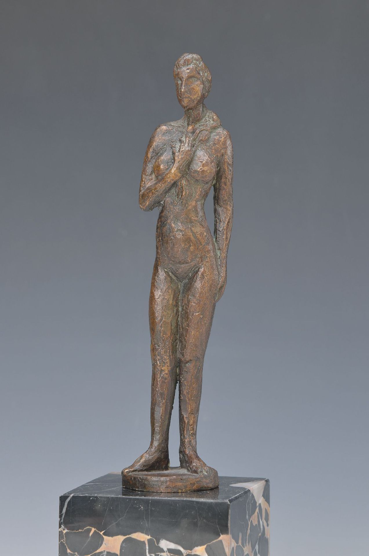 Pavel Krbalek, 1928-2015, Stehende Frau auf Sockel (lose), Bronze, sign., dat. 1981, H. mit Sockel