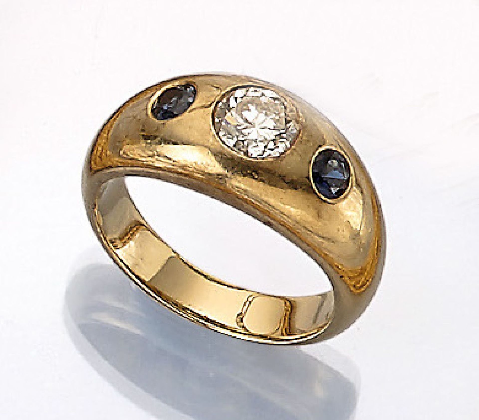 14 kt Gold Bandring mit Brillant und Saphiren, GG 585/000, mittiger Brillant ca. 0.95 ct Weiß/p,