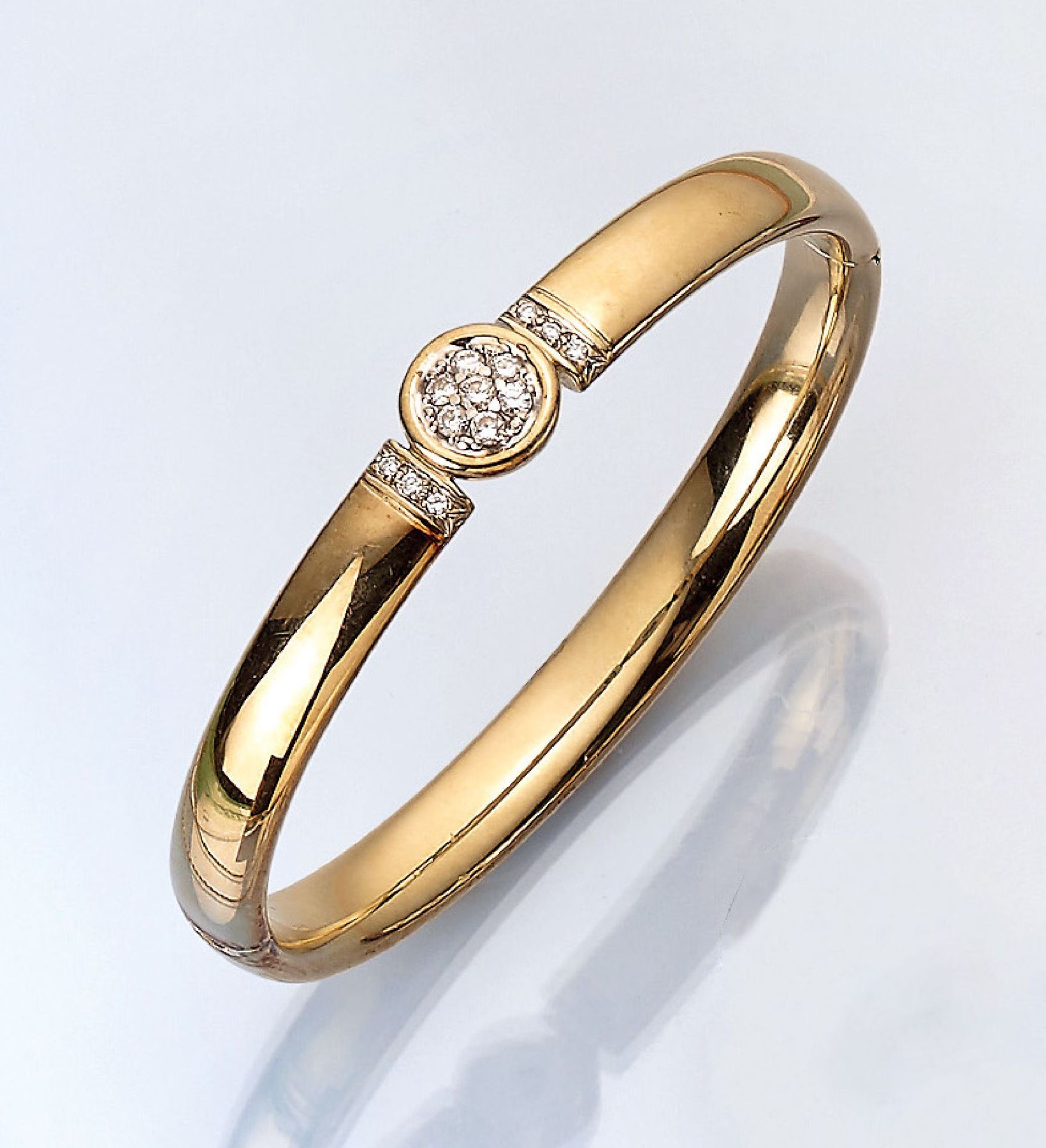 14 kt Gold Armreif mit Brillanten, GG 585/000, mittig 7 Brillanten zus. ca. 0.35 ct Weiß/si, sowie 6