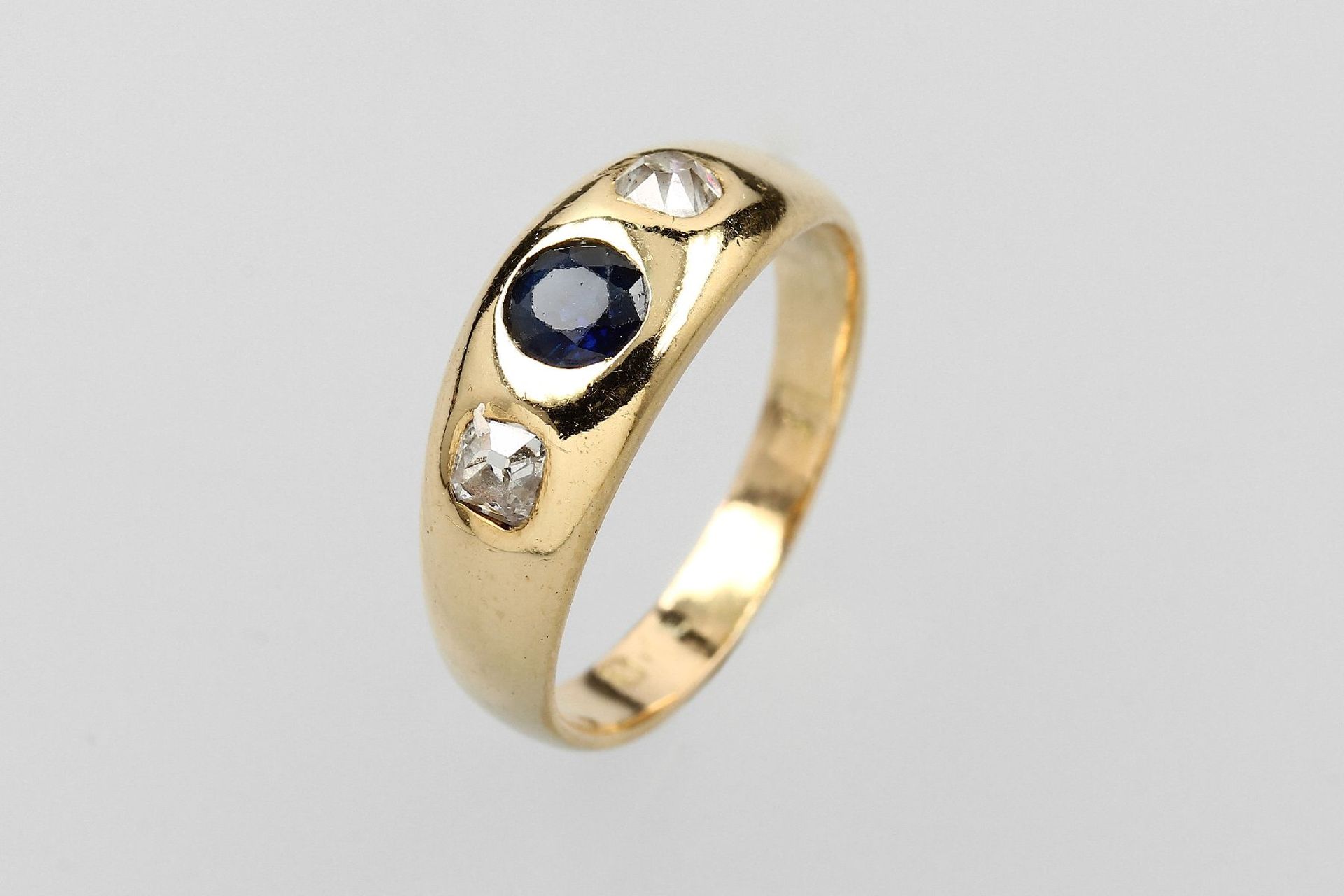 18 kt Gold Ring mit Saphir und Diamanten, GG 750/000, mittig rund facett. Saphir ca. 0.25 ct, 2