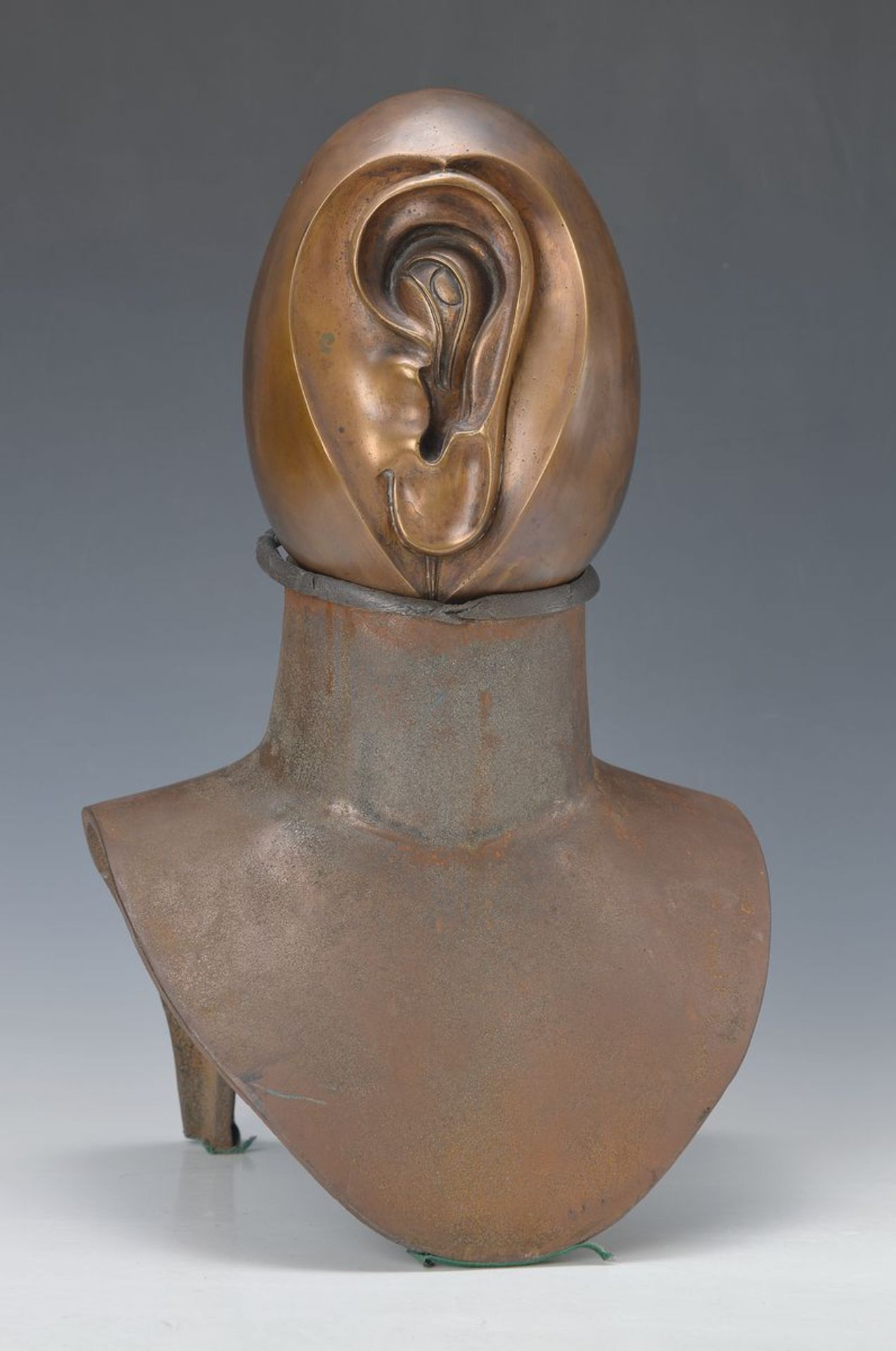 Fee, zwei Bronzebüsten mit Kopfaufsätzen, je sign., je dat. 84, ca. 42x25x20 cmFee, two Bronze busts