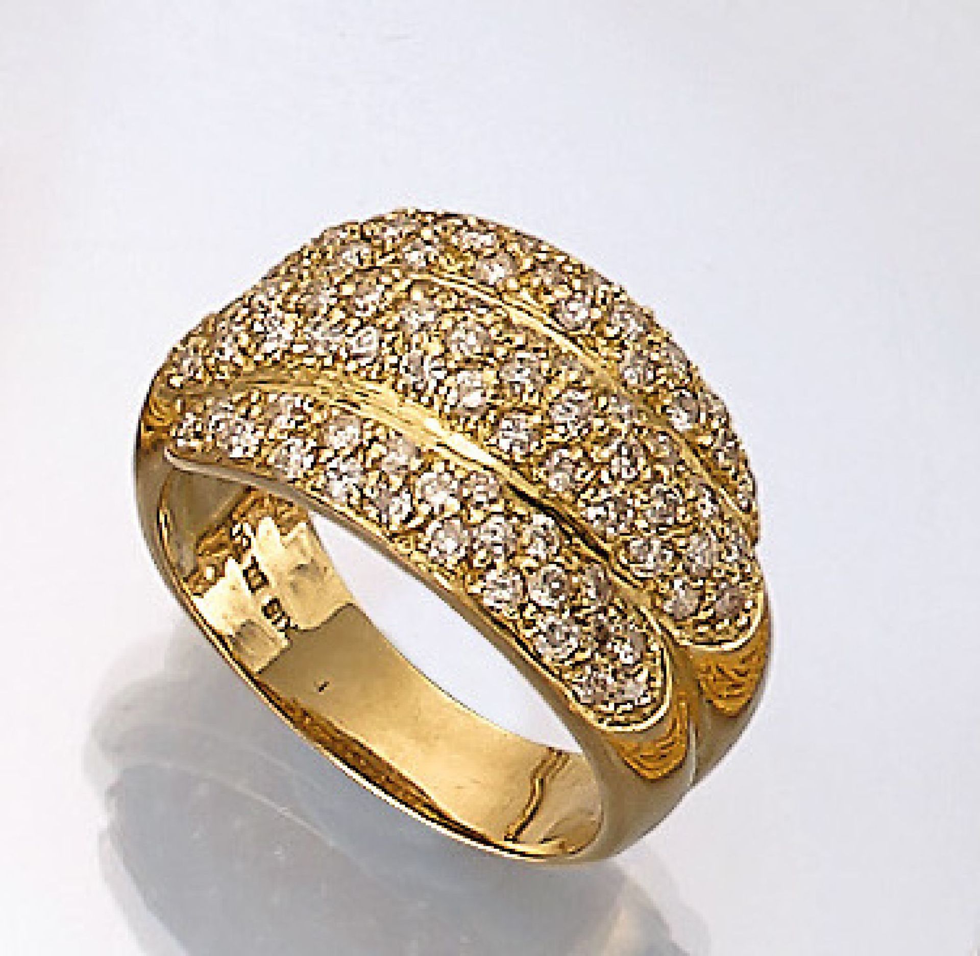 18 kt Gold Ring mit Brillanten, GG 750/000, 81 Brillanten zus. ca. 1.50 ct Weiß/p, ca. 10.1 g, RW