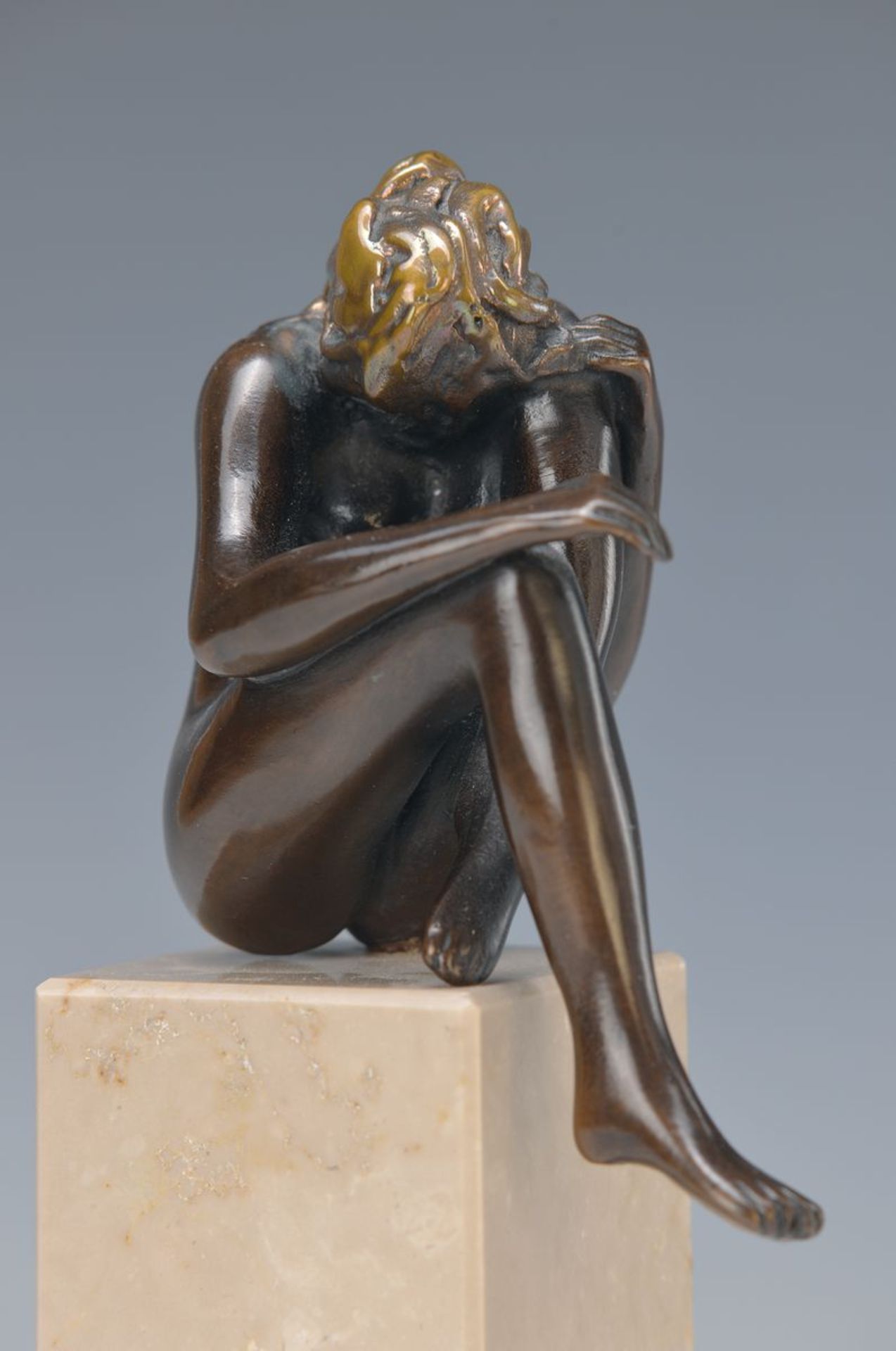 Bruno Bruni, geb. 1935 Gradara, kleine Venus, Bronzeskulptur auf weißem Marmorsockel, sign., num.