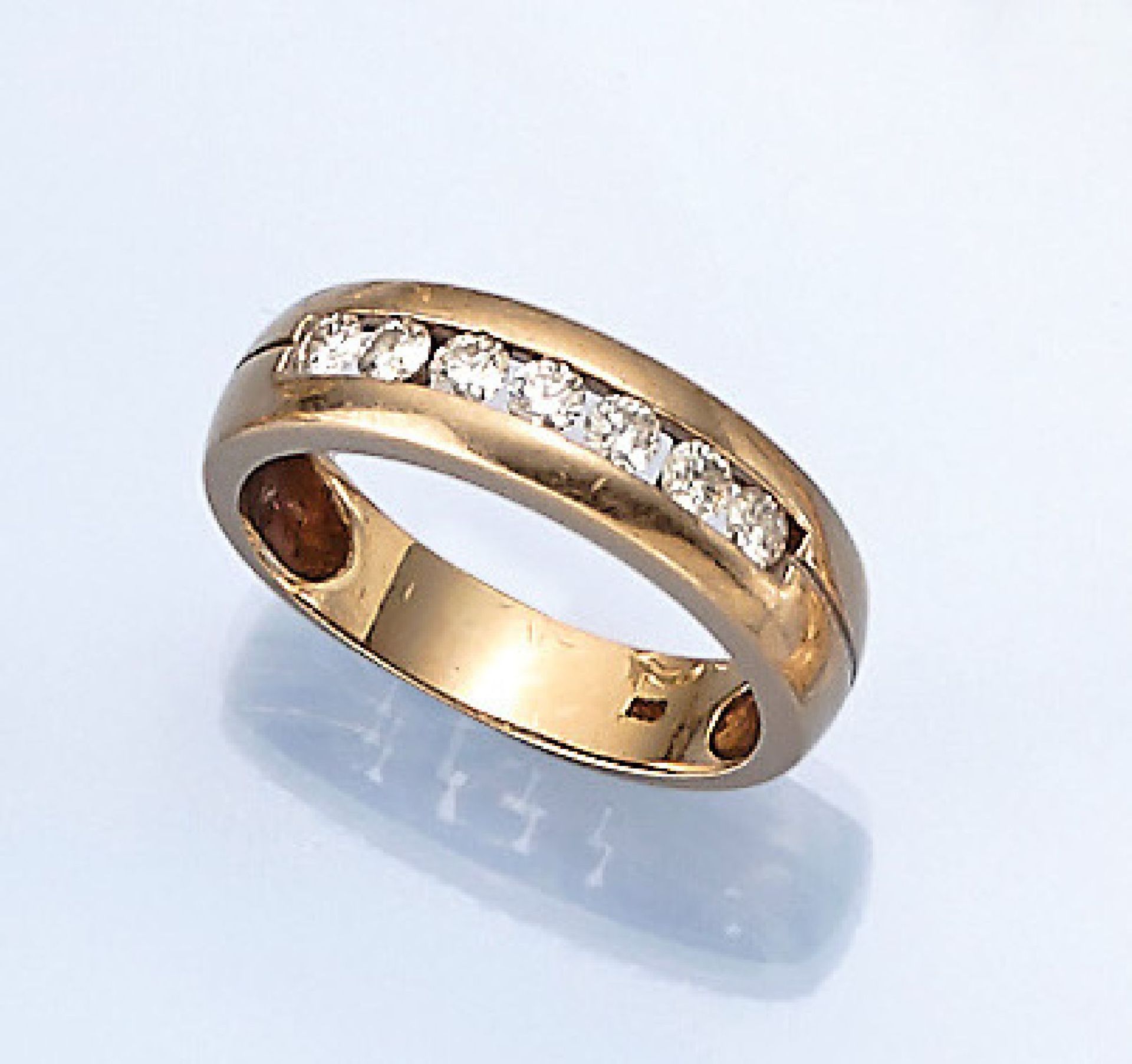 14 kt Gold Ring mit Brillanten, GG 585/000, 7 Brillanten zus. ca. 0.40 ct feines Weiß- Weiß/lp-vs,