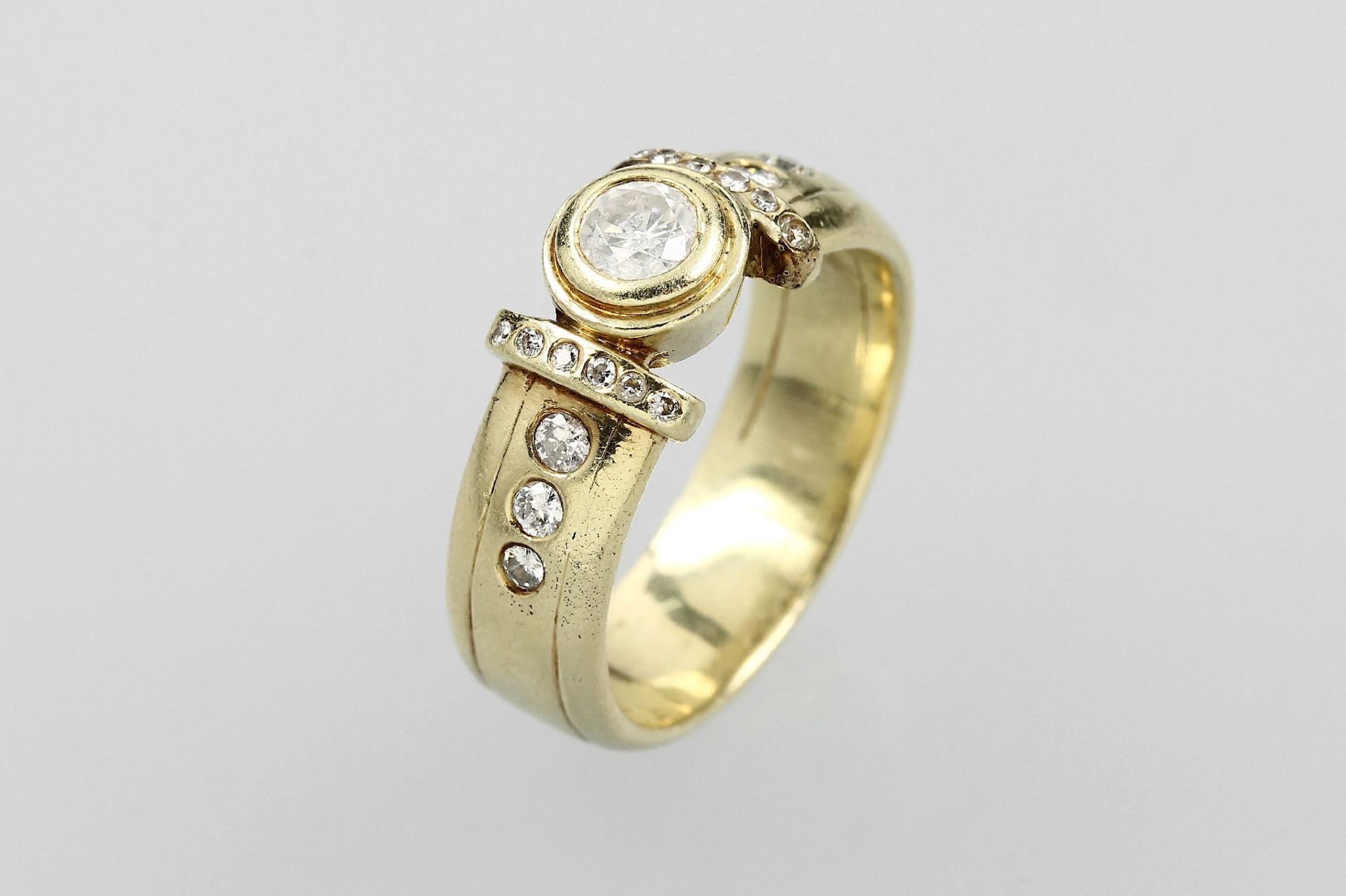 14 kt Gold Ring mit Diamanten, GG 585/000, 1 Brill. ca. 0.30 ct Weiß/p1, 17 Diam. zus. ca. 0.16 ct