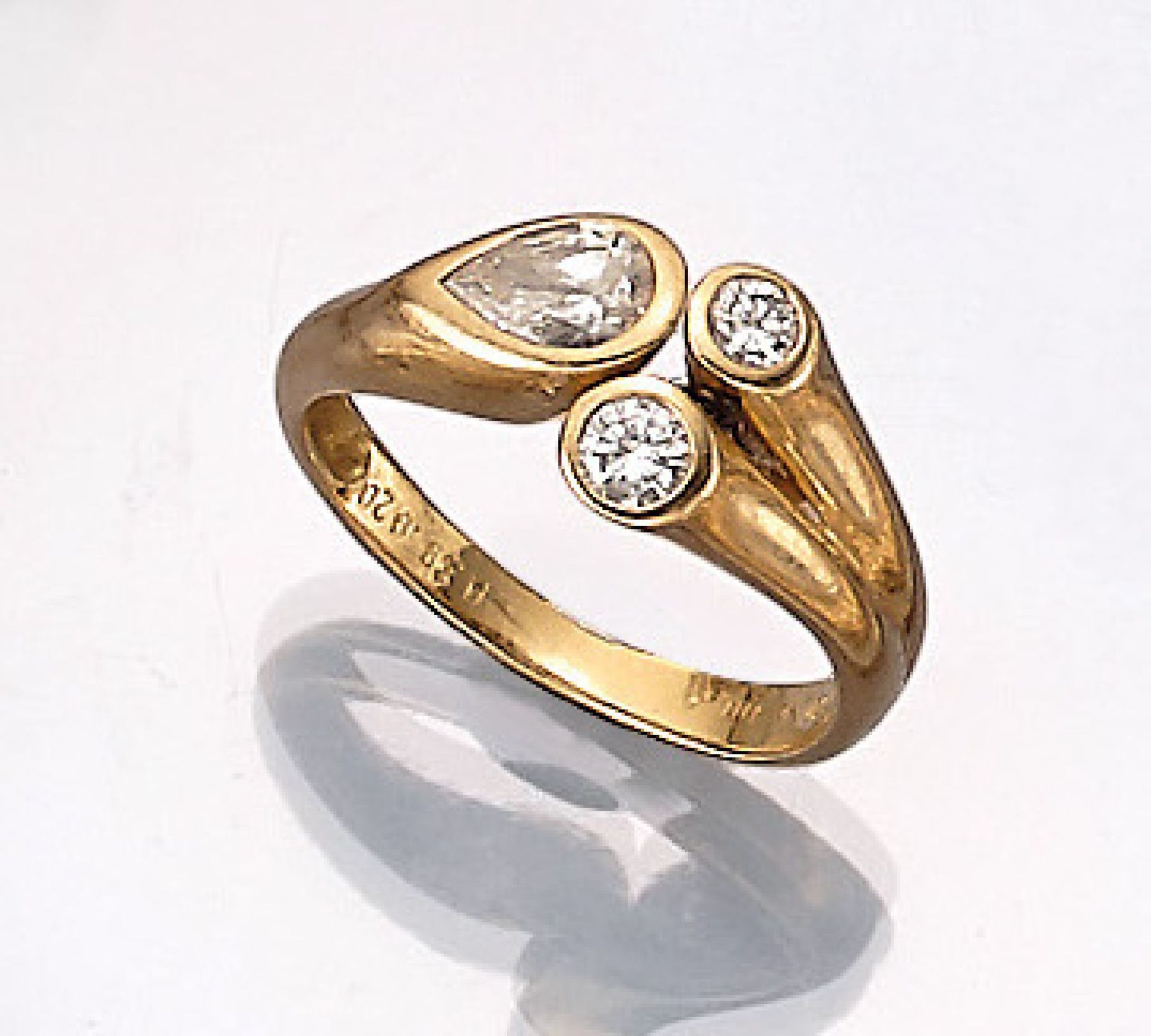 18 kt Gold Ring mit Diamant und Brillanten, GG 750/000, Diamant-Tropfen ca. 0.40 ct, 2 Brillanten