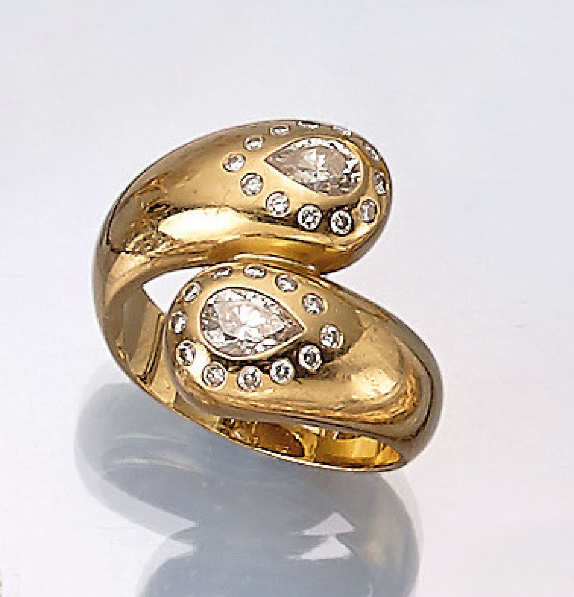 18 kt Gold Schlangenring mit Diamanten, GG 750/000, mit 2 Diamanttropfen zus. ca. 1 ct (grav.)