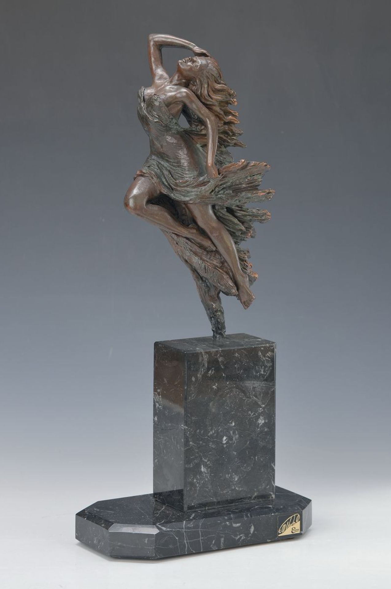 Manuel Vidal, geb. 1953, Metallskulptur auf Sockel, sign. Vidal, Monogram. num. 1910/3999,Gesamth.