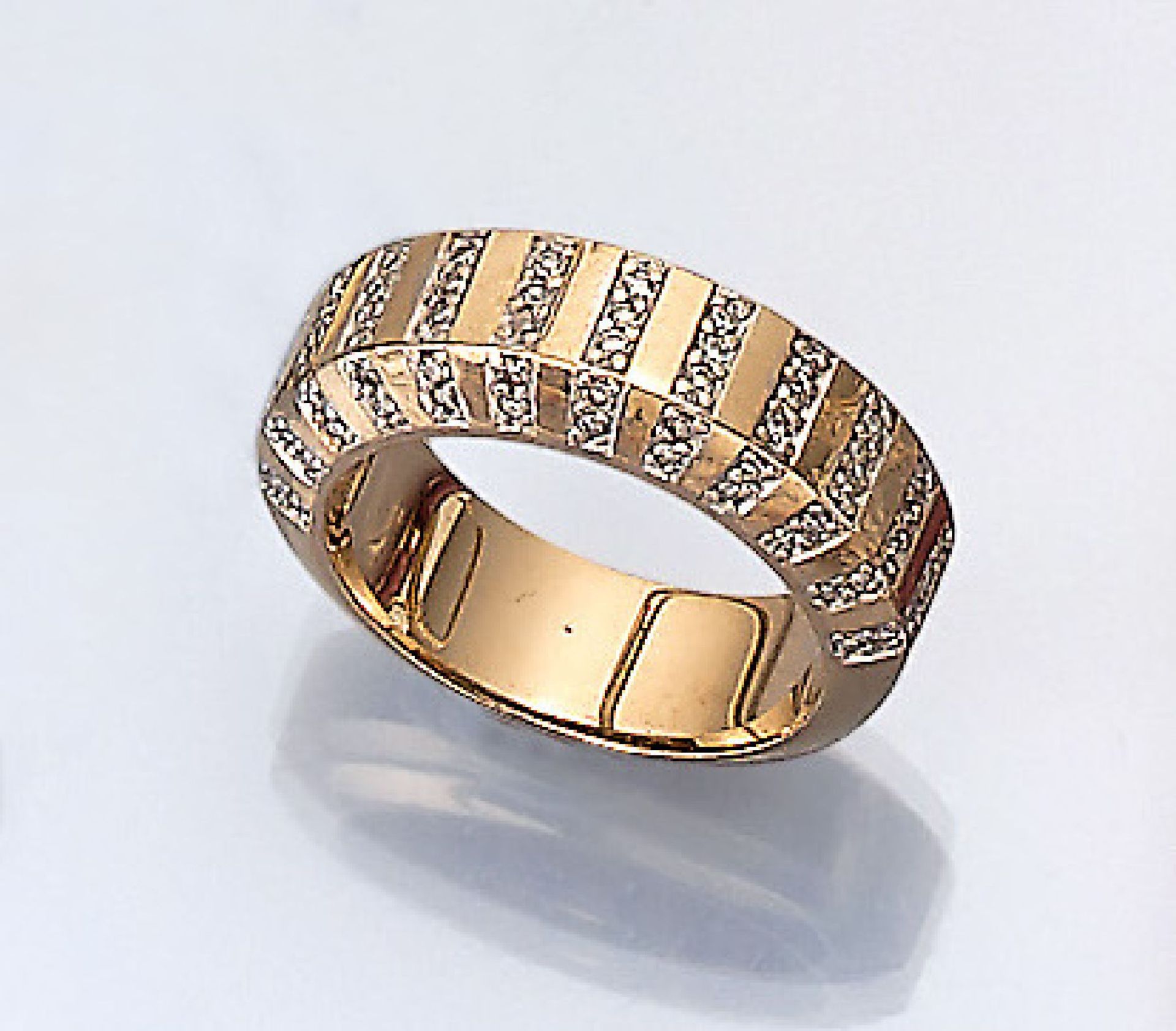 14 kt Gold Ring mit Diamanten, GG 585/000, Diamanten zus. ca. 0.60 ct Weiß/si, Ringschiene seitl.