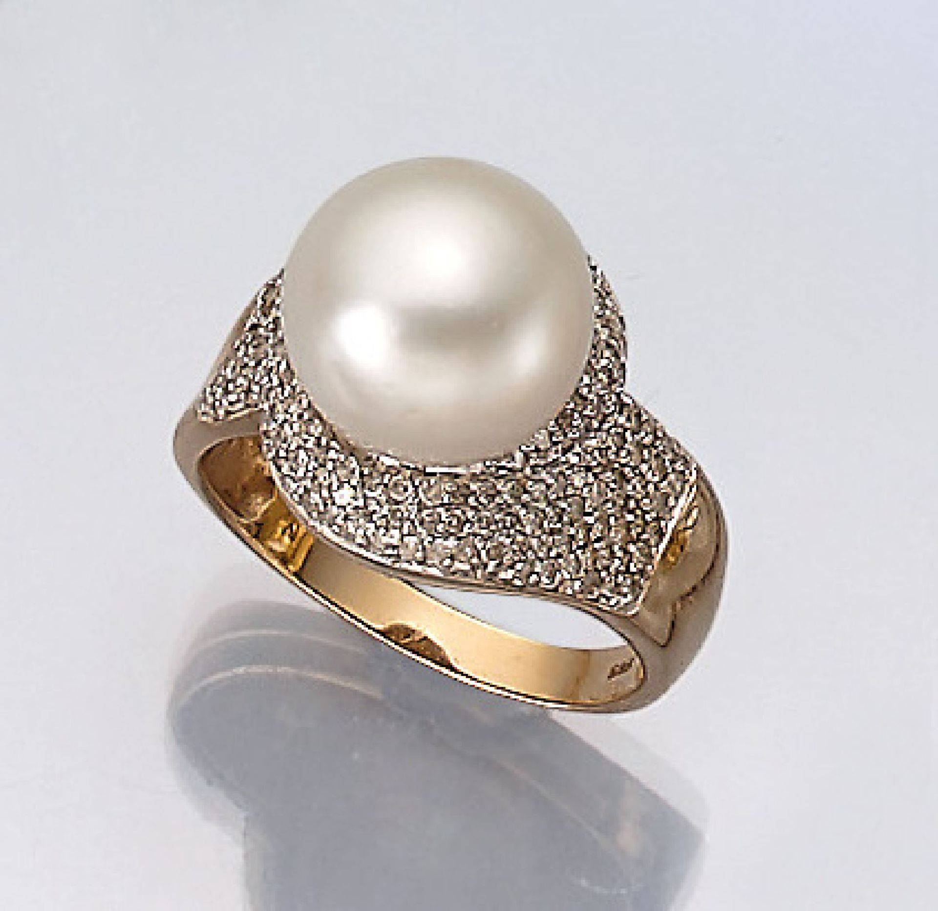 14 kt Gold Ring mit Südseezuchtperle und Diamanten, GG 585/000, asymm. Ringschiene, mittig weiße