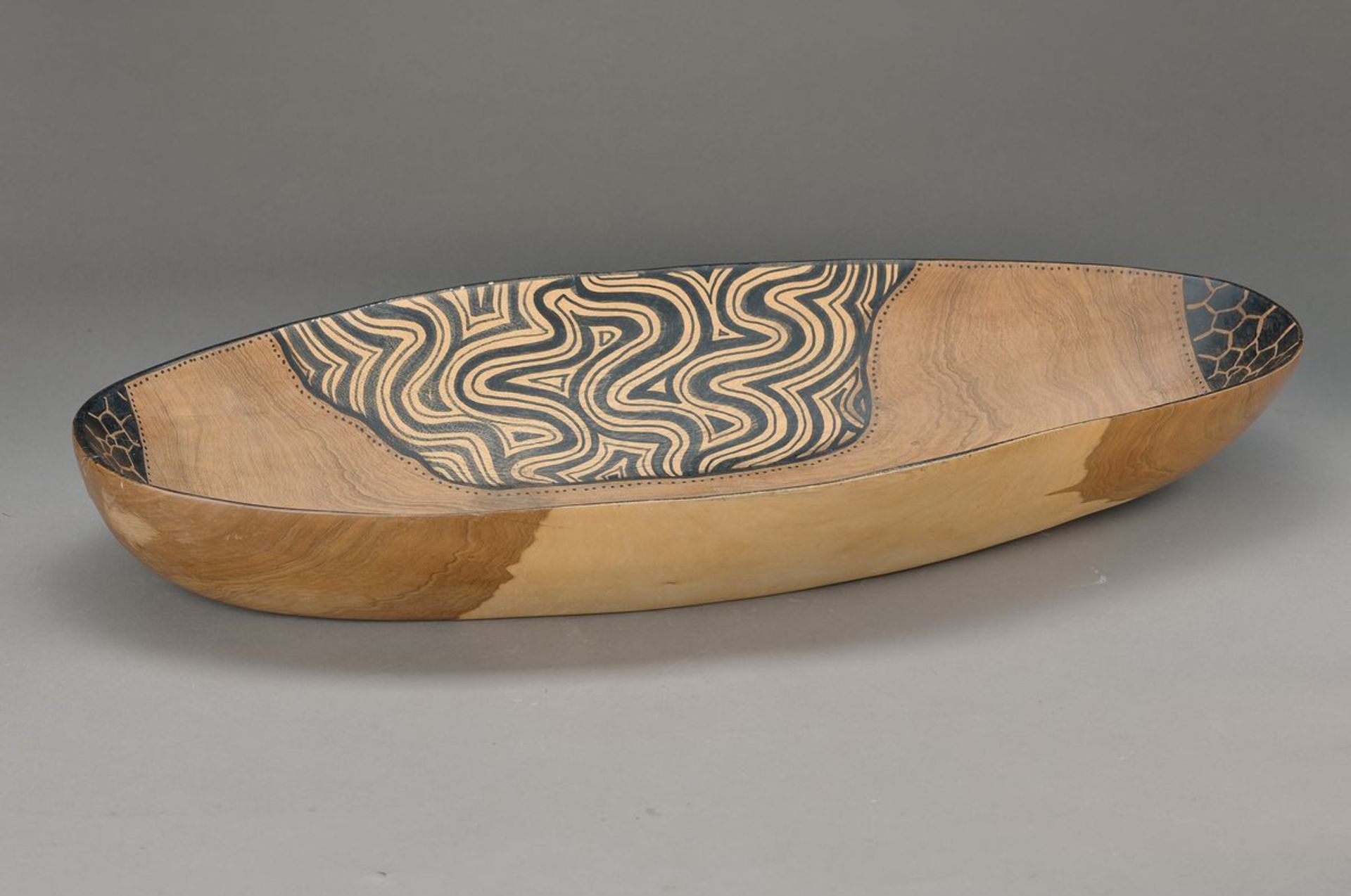 Holzschale, Aborigines, Australien, 20. Jh., fein gemasertes Steppenholz, bemalt, leichte Gebrauchs-