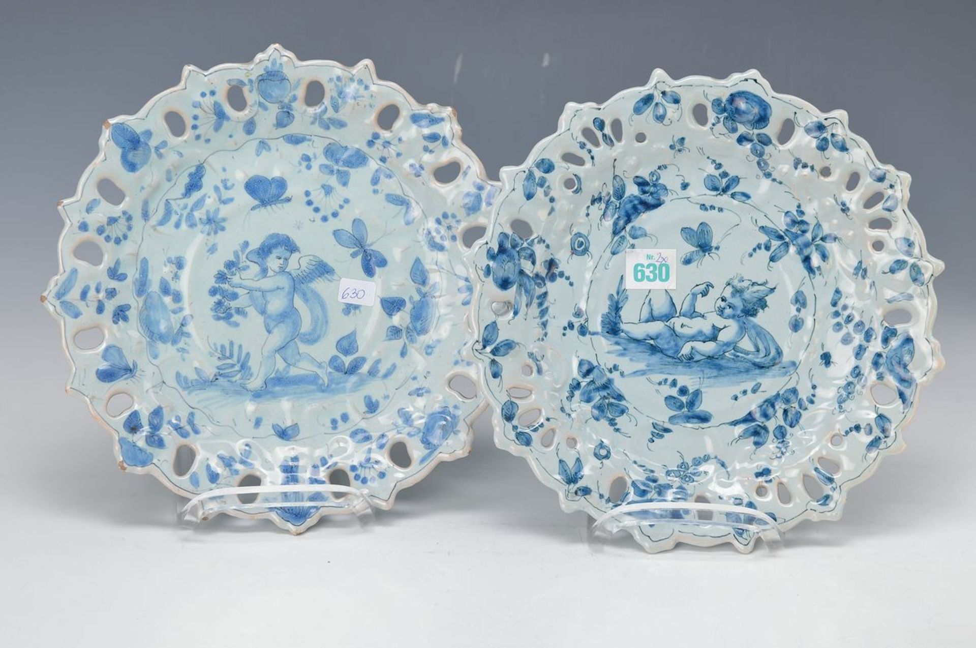 2 Teller, Delft Arnheim, um 1760/70, Fayence, weißer Scherben, floraler Dekor um zentrale