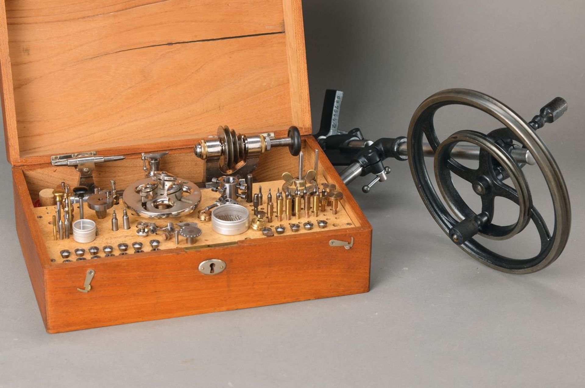 Drehmaschine für Uhrmacher, G. Boley, um 1930, im orig. Holzkasten, mit Handschwungrad,