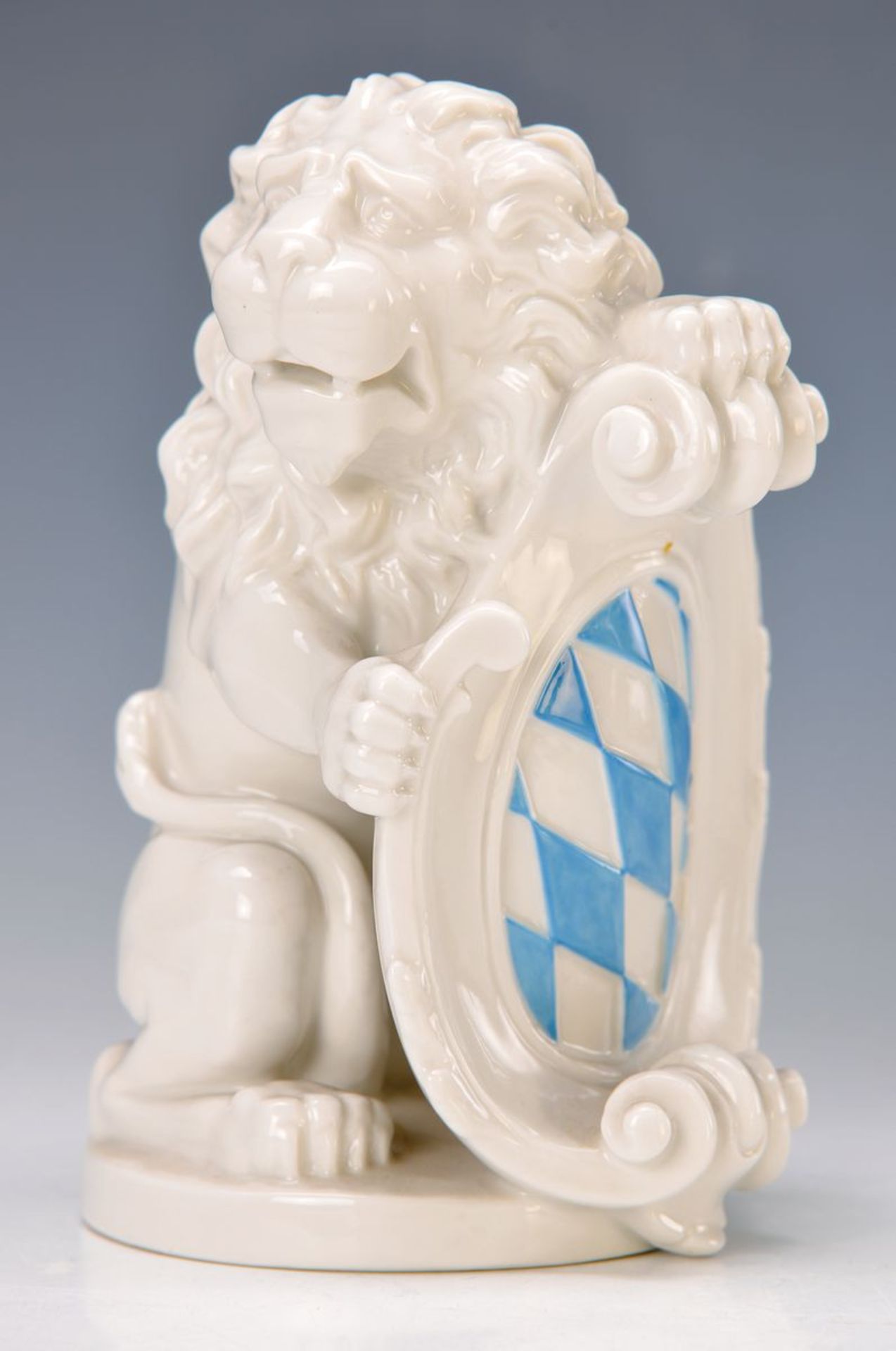 Große Porzellanfigur, Nymphenburg, Löwe mit Wappenschild, bemalt, num. 2003, H. ca. 16 cmLarge