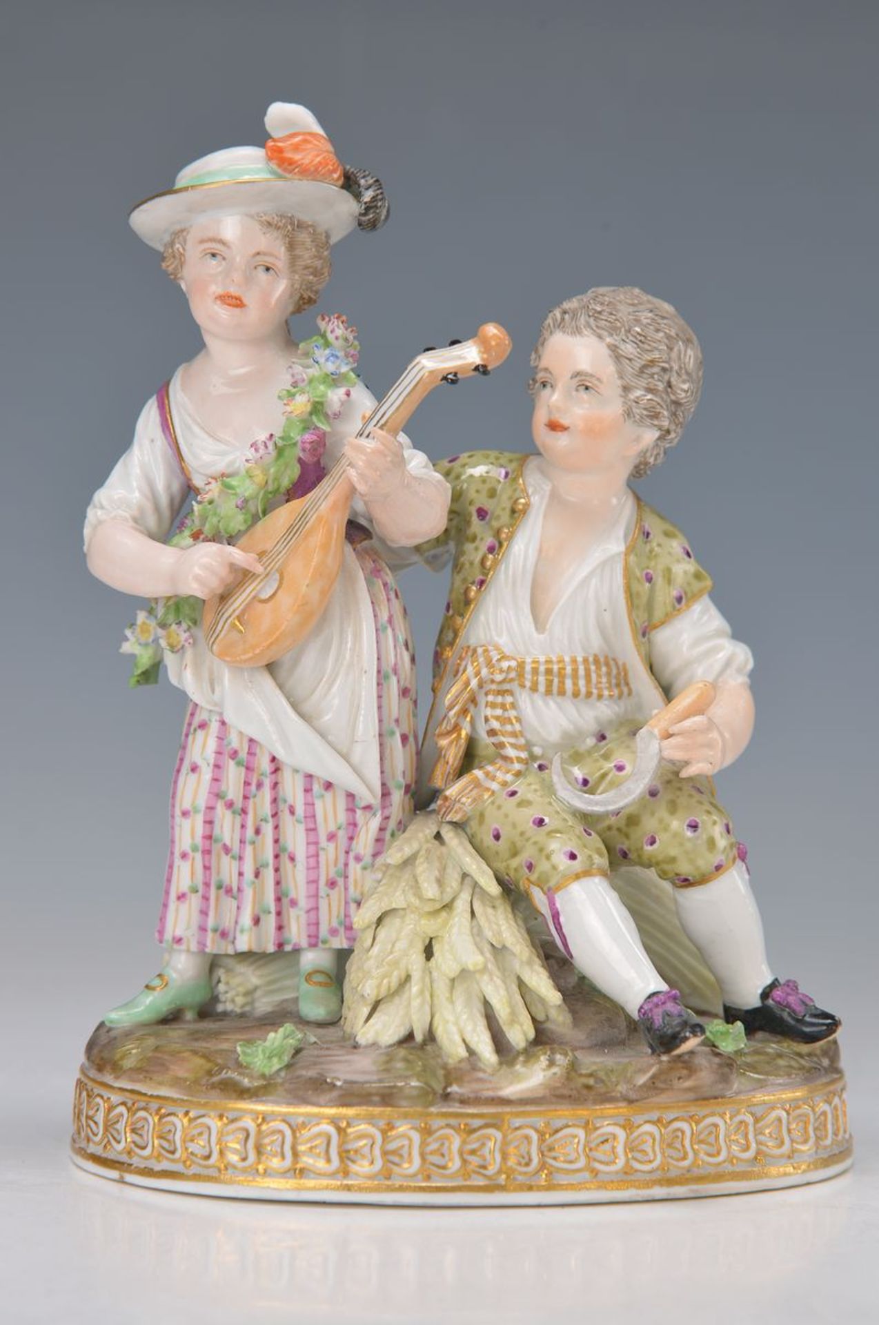 Porzellangruppe, Meissen, 2.H.18.Jh., Gärtnerkinder mit Gitarre und Sichel auf Kornähren sitzend,