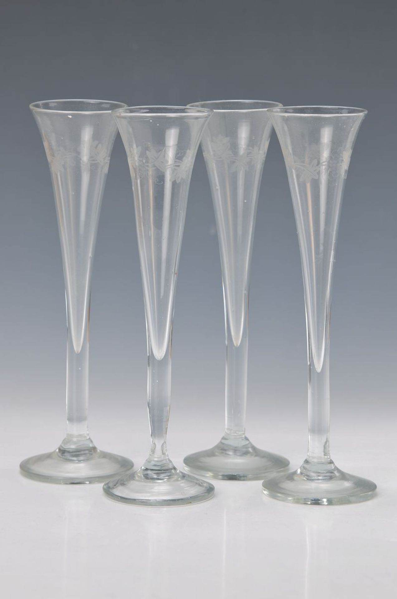 Sechs Sektflöten, wohl deutsch, um 1900, farbloses Glas, mit geschnittenem Weinlaubdekor, H. ca.