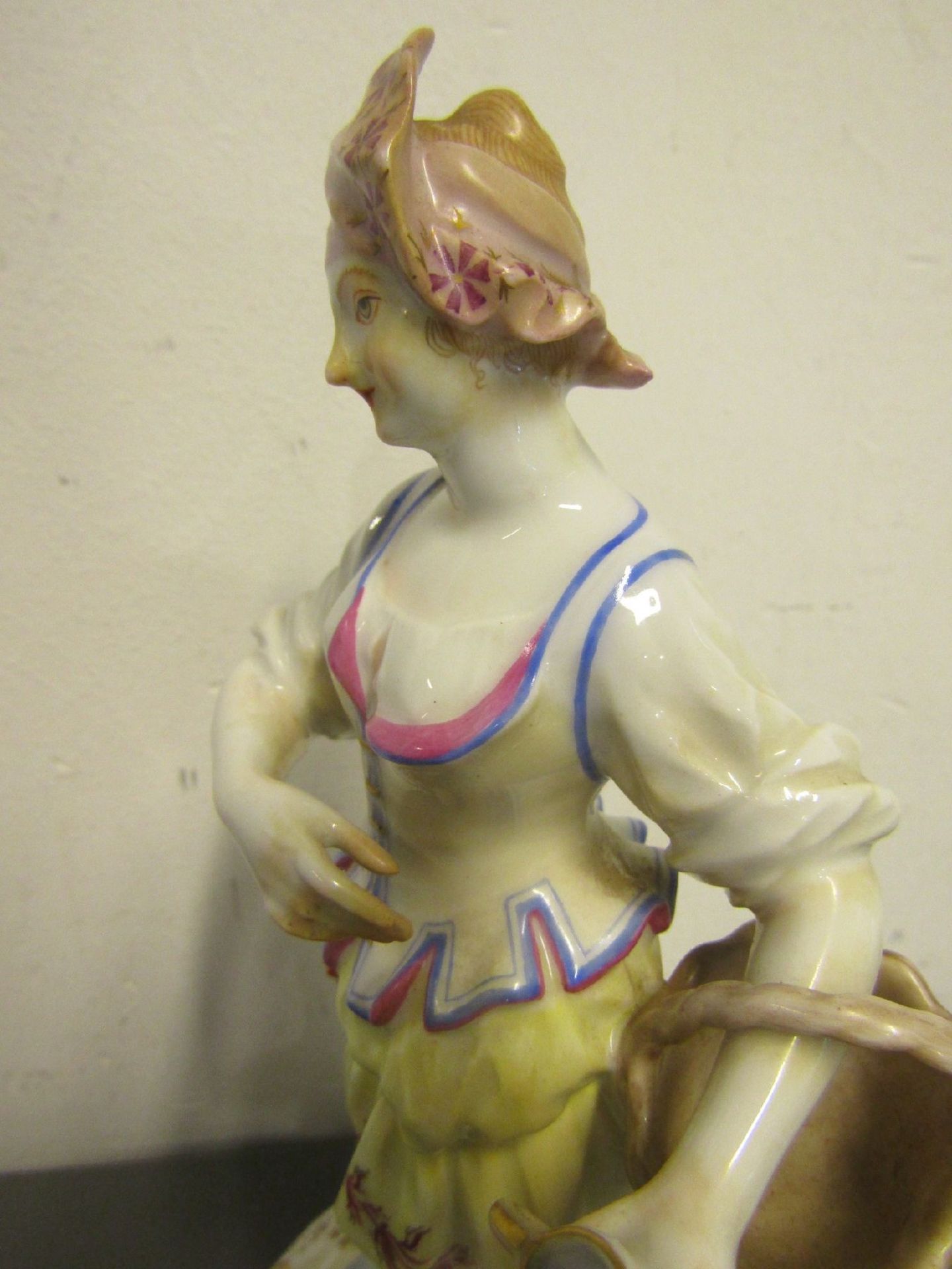 Porzellanfigur, KPM Berlin, 20.Jh., Marktfrau mit Korb und Becher, Entwurf Friedrich Elias Meyer - Bild 6 aus 8