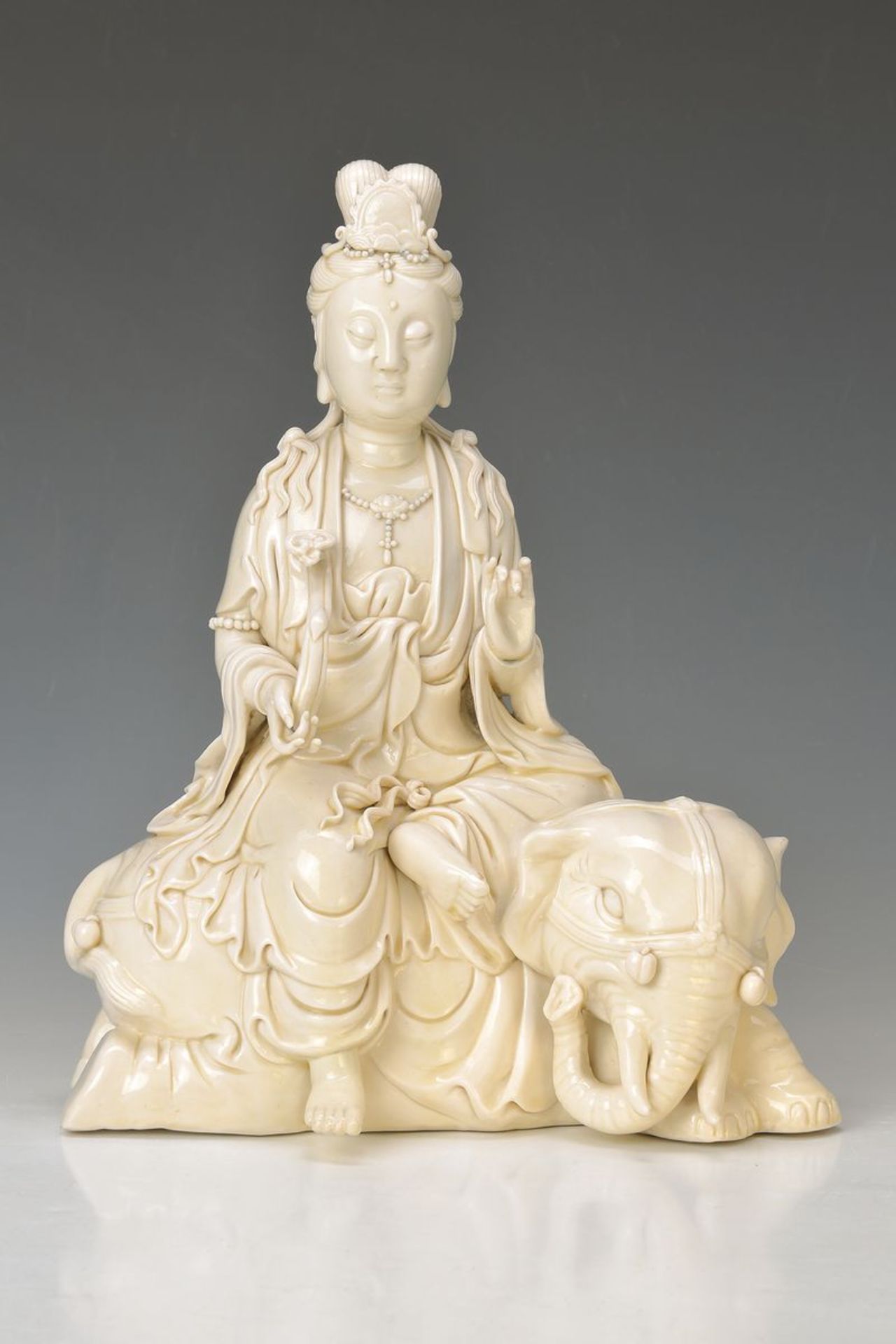 Guan Yin auf Elefant, China, um 1830-60, nach dem Vorbild von 1730-40, Porzellan, leicht gelbliche