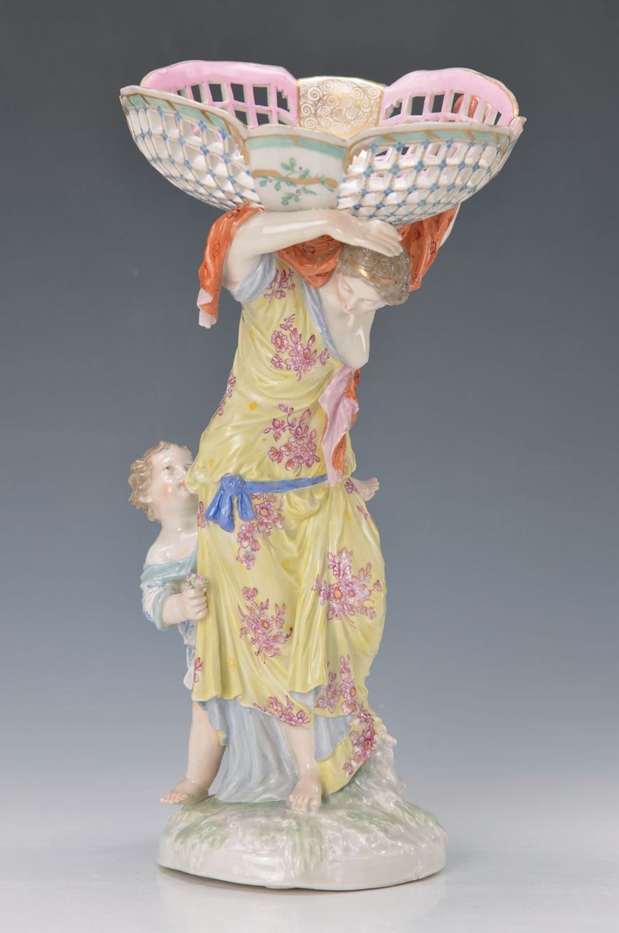 Fußschale, Meissen, 19.Jh., Fuß aus vollplastischen Figuren in Form einer aufsteigenden Frau mit