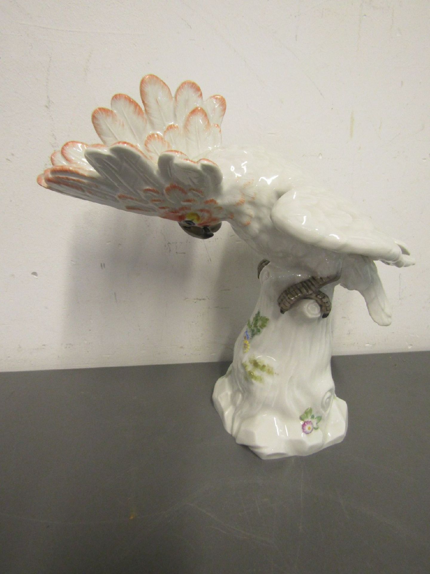 Grosse Porzellanfigur, Meissen, Kakadu, Mitte 20. Jh., Baumstamm mit vollplastischen Blumen, - Bild 4 aus 7