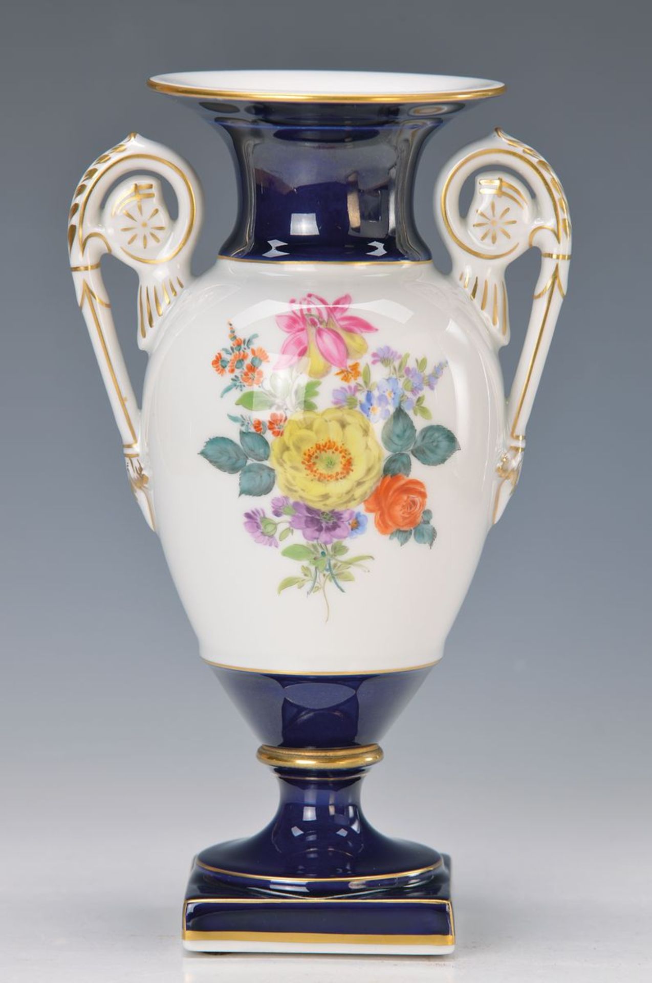 Vase, Meissen, 1970er Jahre, partiell kobaltblau glasiert, bunte Blumenmalerei, Goldstaffage, H. ca.