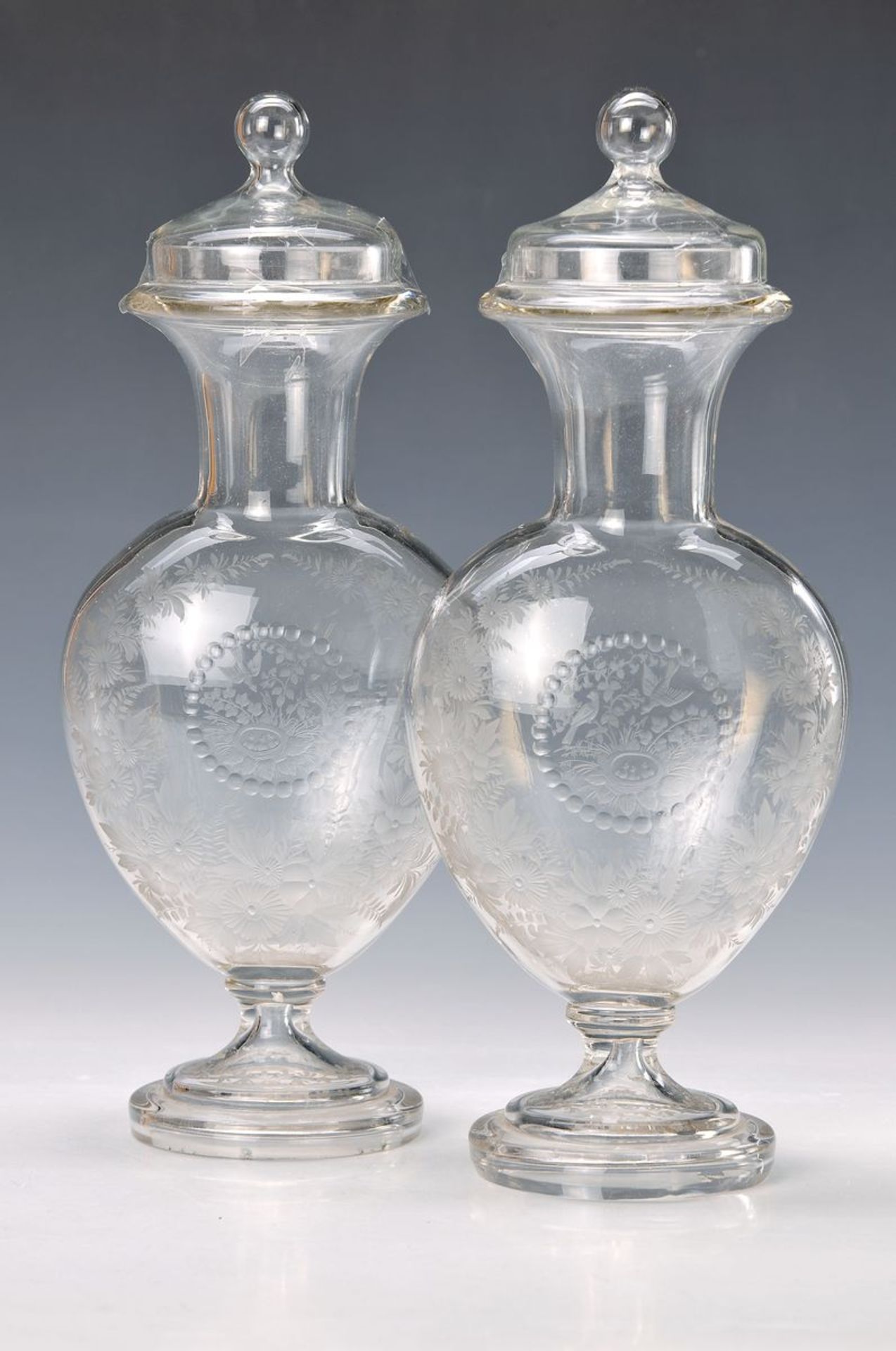 Paar Deckelvasen, England, um 1840/50, Glas, in die Form geblasen, gequetscht, Vorderseite mit