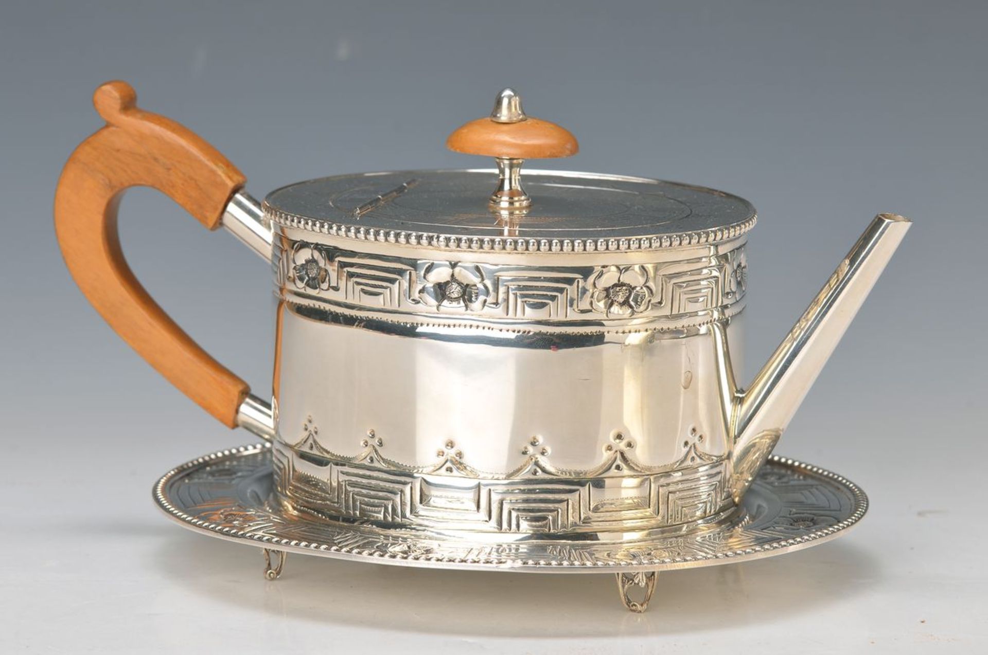 Teekanne mit Tablett, Italien, 20.Jh.(nach 1934), 800er Silber, Buchenholzhenkel, ovale Form,