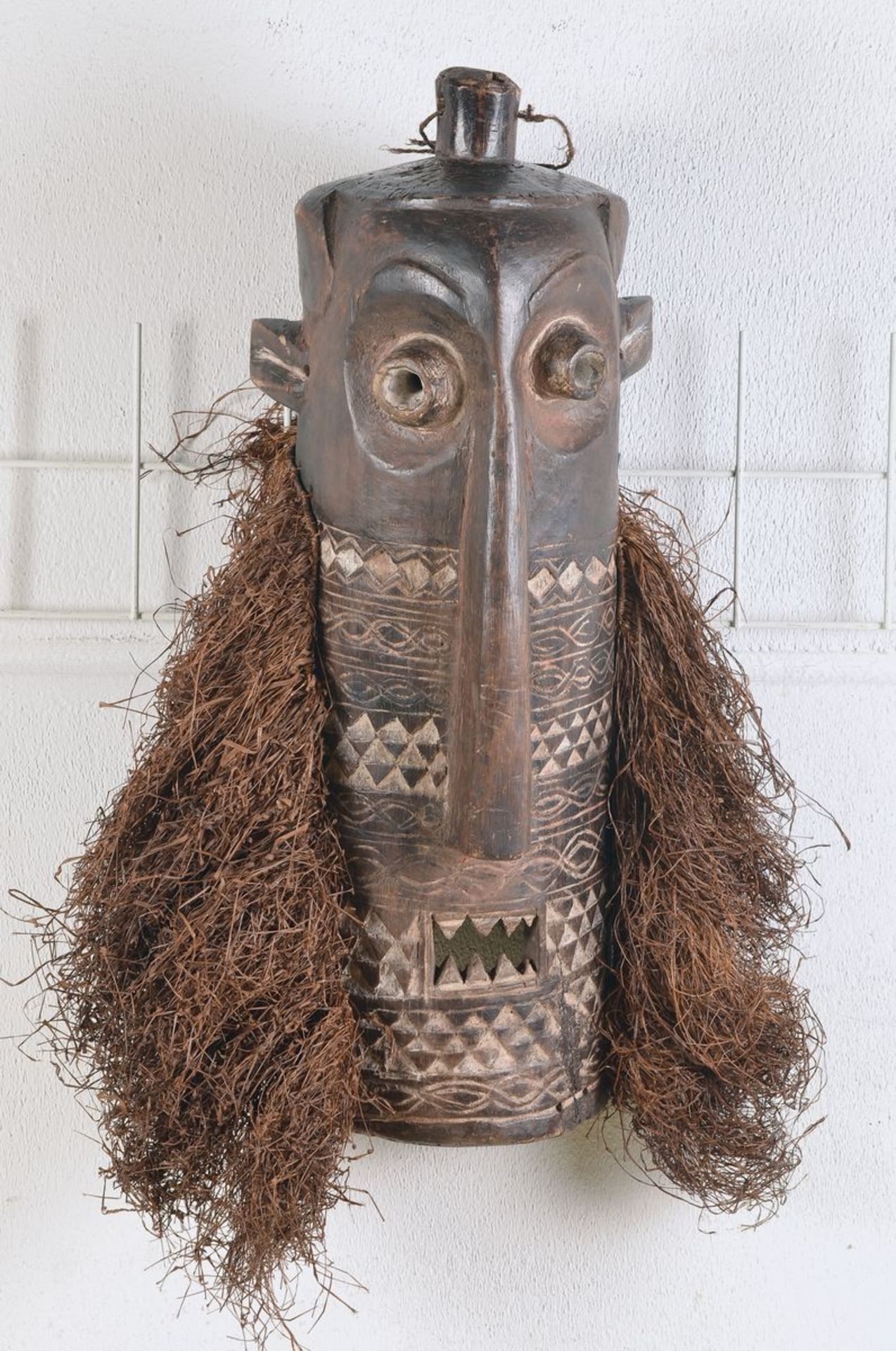 Große Helmmaske, Ost-Pende, DR Kongo, ca. 60 -70 Jahre alt, Holz aus einem Stück geschnitzt,