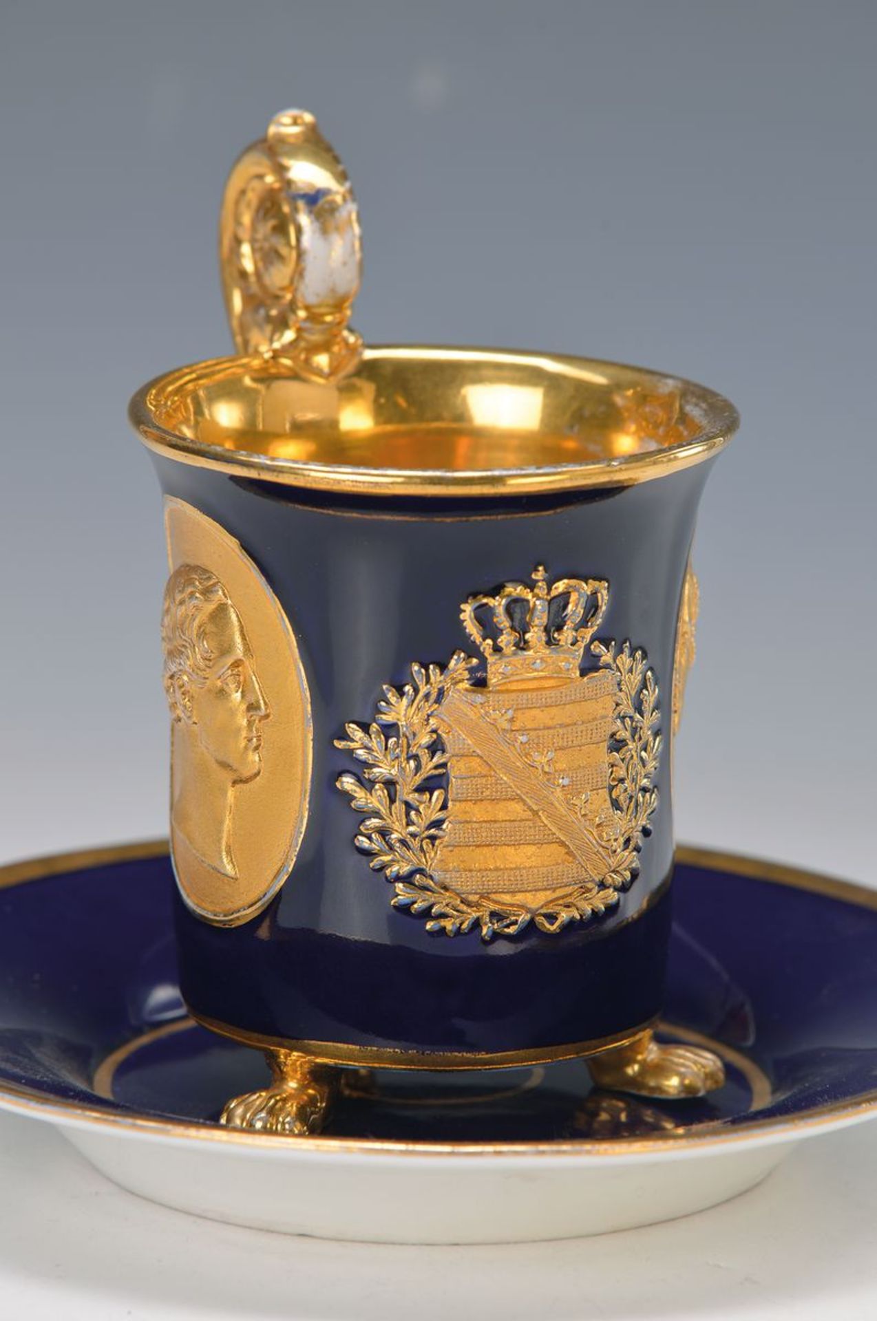 Tasse mit Untertasse, Meissen, um 1850, blauer Fond, goldstaffiert, mit sächsischem Staatswappen